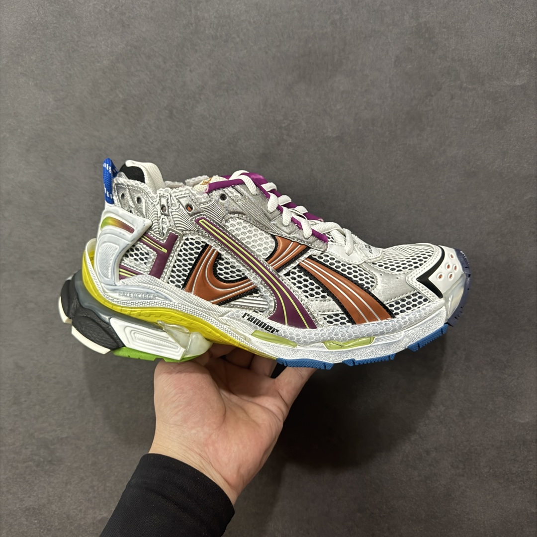 【Good纯原福利】Balenciaga Runner 巴黎世家七代复古老爹鞋 原市场5-600的货 顶级大厂出品 份量十足 售前售后保障到底 可退换 工厂白菜价清库存 价格相当给力 强推💪🏻 #全套原纸板楦头开发 #原盒原配 正确字体电绣 粗细、位置、大小正确 侧边TPU 透气孔匹配意产原版 #正确气垫分离大底 TPU软底 #原版一致大底LOGO 立体感十足 #原厂皮料水洗做旧 原厂纱网 外底正面压印BB标识 由176块饰片拼接而成的铰接式鞋面 侧面配金属质感网眼布 内面配有额外金属光泽饰件 包含1副鞋带和1副备用鞋带 后帮配有拉环鞋提 动态鞋底设计 为双脚带来后续的助力 尺码：35 36 37 38 39 40 41 42 43 44 45-选品中心