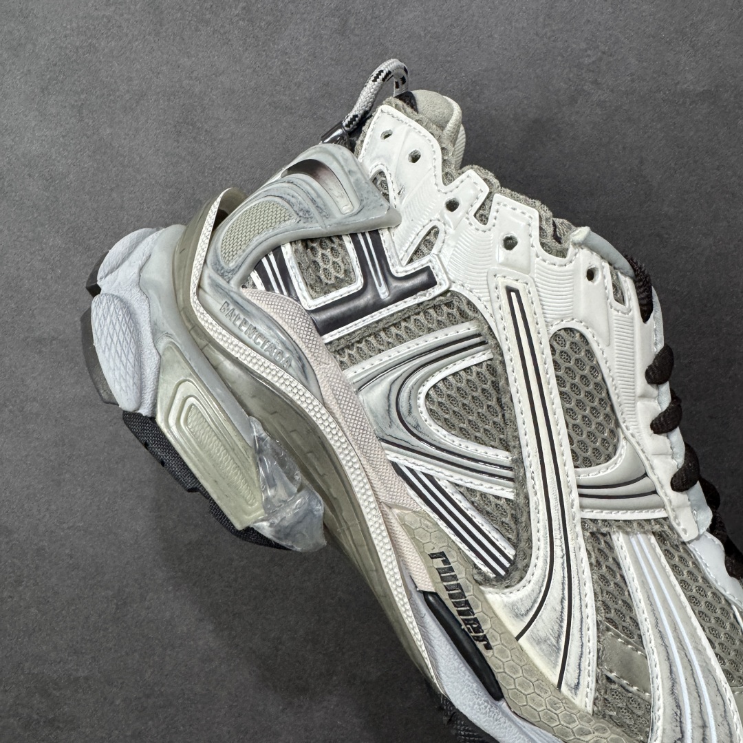 图片[6]-【Good纯原福利】Balenciaga Runner 巴黎世家七代复古老爹鞋 原市场5-600的货 顶级大厂出品 份量十足 售前售后保障到底 可退换 工厂白菜价清库存 价格相当给力 强推💪🏻 #全套原纸板楦头开发 #原盒原配 正确字体电绣 粗细、位置、大小正确 侧边TPU 透气孔匹配意产原版 #正确气垫分离大底 TPU软底 #原版一致大底LOGO 立体感十足 #原厂皮料水洗做旧 原厂纱网 外底正面压印BB标识 由176块饰片拼接而成的铰接式鞋面 侧面配金属质感网眼布 内面配有额外金属光泽饰件 包含1副鞋带和1副备用鞋带 后帮配有拉环鞋提 动态鞋底设计 为双脚带来后续的助力 尺码：35 36 37 38 39 40 41 42 43 44 45-选品中心