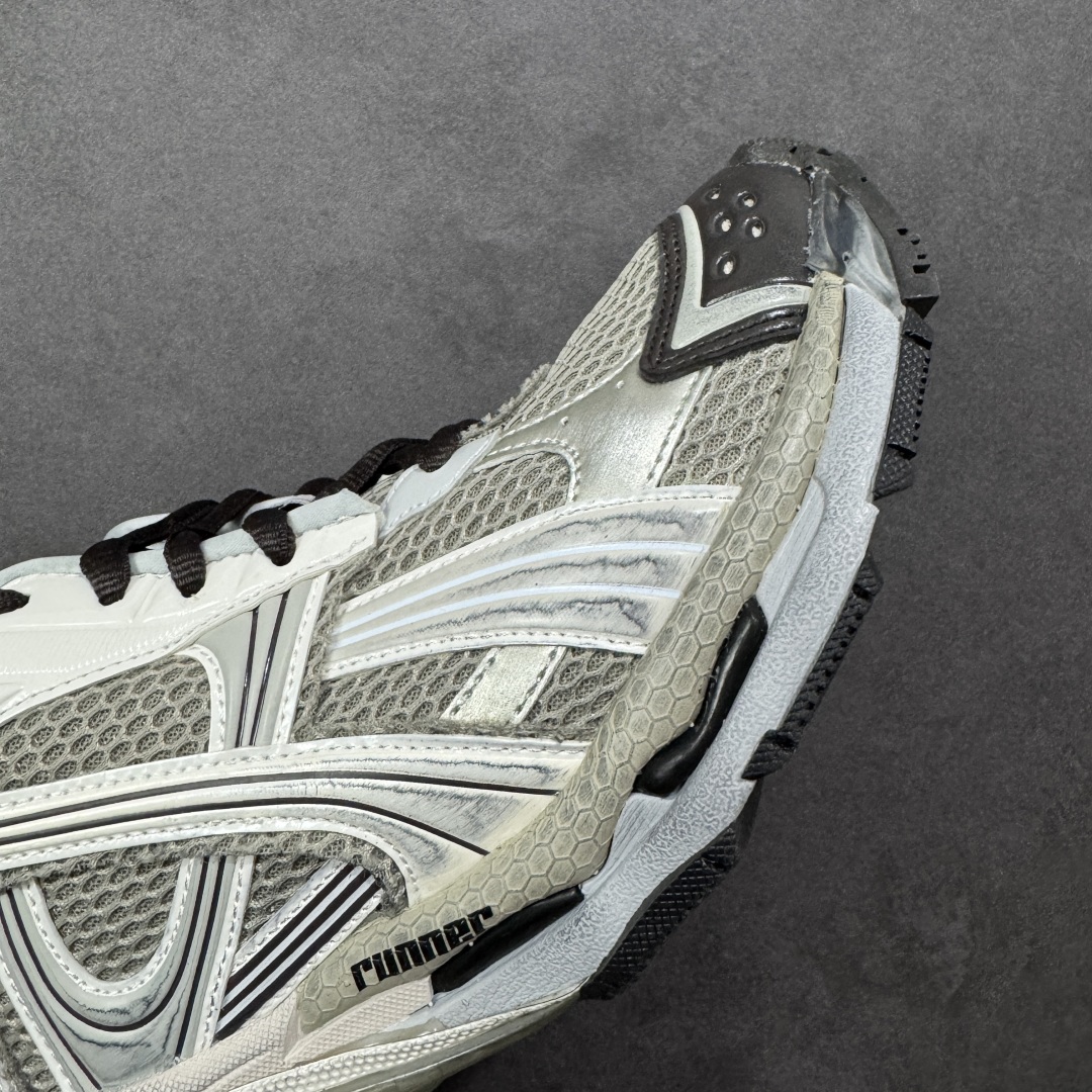 图片[5]-【Good纯原福利】Balenciaga Runner 巴黎世家七代复古老爹鞋 原市场5-600的货 顶级大厂出品 份量十足 售前售后保障到底 可退换 工厂白菜价清库存 价格相当给力 强推💪🏻 #全套原纸板楦头开发 #原盒原配 正确字体电绣 粗细、位置、大小正确 侧边TPU 透气孔匹配意产原版 #正确气垫分离大底 TPU软底 #原版一致大底LOGO 立体感十足 #原厂皮料水洗做旧 原厂纱网 外底正面压印BB标识 由176块饰片拼接而成的铰接式鞋面 侧面配金属质感网眼布 内面配有额外金属光泽饰件 包含1副鞋带和1副备用鞋带 后帮配有拉环鞋提 动态鞋底设计 为双脚带来后续的助力 尺码：35 36 37 38 39 40 41 42 43 44 45-选品中心