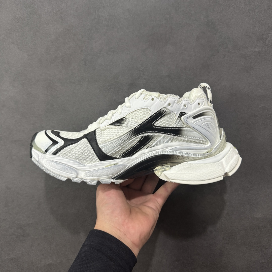 图片[2]-【Good纯原福利】Balenciaga Runner 巴黎世家七代复古老爹鞋 原市场5-600的货 顶级大厂出品 份量十足 售前售后保障到底 可退换 工厂白菜价清库存 价格相当给力 强推💪🏻 #全套原纸板楦头开发 #原盒原配 正确字体电绣 粗细、位置、大小正确 侧边TPU 透气孔匹配意产原版 #正确气垫分离大底 TPU软底 #原版一致大底LOGO 立体感十足 #原厂皮料水洗做旧 原厂纱网 外底正面压印BB标识 由176块饰片拼接而成的铰接式鞋面 侧面配金属质感网眼布 内面配有额外金属光泽饰件 包含1副鞋带和1副备用鞋带 后帮配有拉环鞋提 动态鞋底设计 为双脚带来后续的助力 尺码：35 36 37 38 39 40 41 42 43 44 45-选品中心