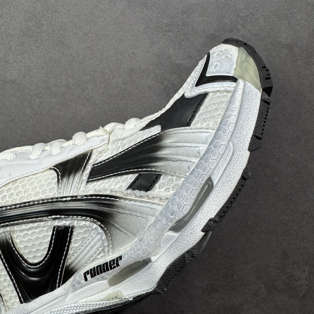 图片[5]-【Good纯原福利】Balenciaga Runner 巴黎世家七代复古老爹鞋 原市场5-600的货 顶级大厂出品 份量十足 售前售后保障到底 可退换 工厂白菜价清库存 价格相当给力 强推💪🏻 #全套原纸板楦头开发 #原盒原配 正确字体电绣 粗细、位置、大小正确 侧边TPU 透气孔匹配意产原版 #正确气垫分离大底 TPU软底 #原版一致大底LOGO 立体感十足 #原厂皮料水洗做旧 原厂纱网 外底正面压印BB标识 由176块饰片拼接而成的铰接式鞋面 侧面配金属质感网眼布 内面配有额外金属光泽饰件 包含1副鞋带和1副备用鞋带 后帮配有拉环鞋提 动态鞋底设计 为双脚带来后续的助力 尺码：35 36 37 38 39 40 41 42 43 44 45-选品中心