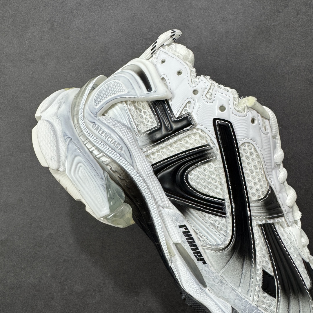 图片[6]-【Good纯原福利】Balenciaga Runner 巴黎世家七代复古老爹鞋 原市场5-600的货 顶级大厂出品 份量十足 售前售后保障到底 可退换 工厂白菜价清库存 价格相当给力 强推💪🏻 #全套原纸板楦头开发 #原盒原配 正确字体电绣 粗细、位置、大小正确 侧边TPU 透气孔匹配意产原版 #正确气垫分离大底 TPU软底 #原版一致大底LOGO 立体感十足 #原厂皮料水洗做旧 原厂纱网 外底正面压印BB标识 由176块饰片拼接而成的铰接式鞋面 侧面配金属质感网眼布 内面配有额外金属光泽饰件 包含1副鞋带和1副备用鞋带 后帮配有拉环鞋提 动态鞋底设计 为双脚带来后续的助力 尺码：35 36 37 38 39 40 41 42 43 44 45-选品中心