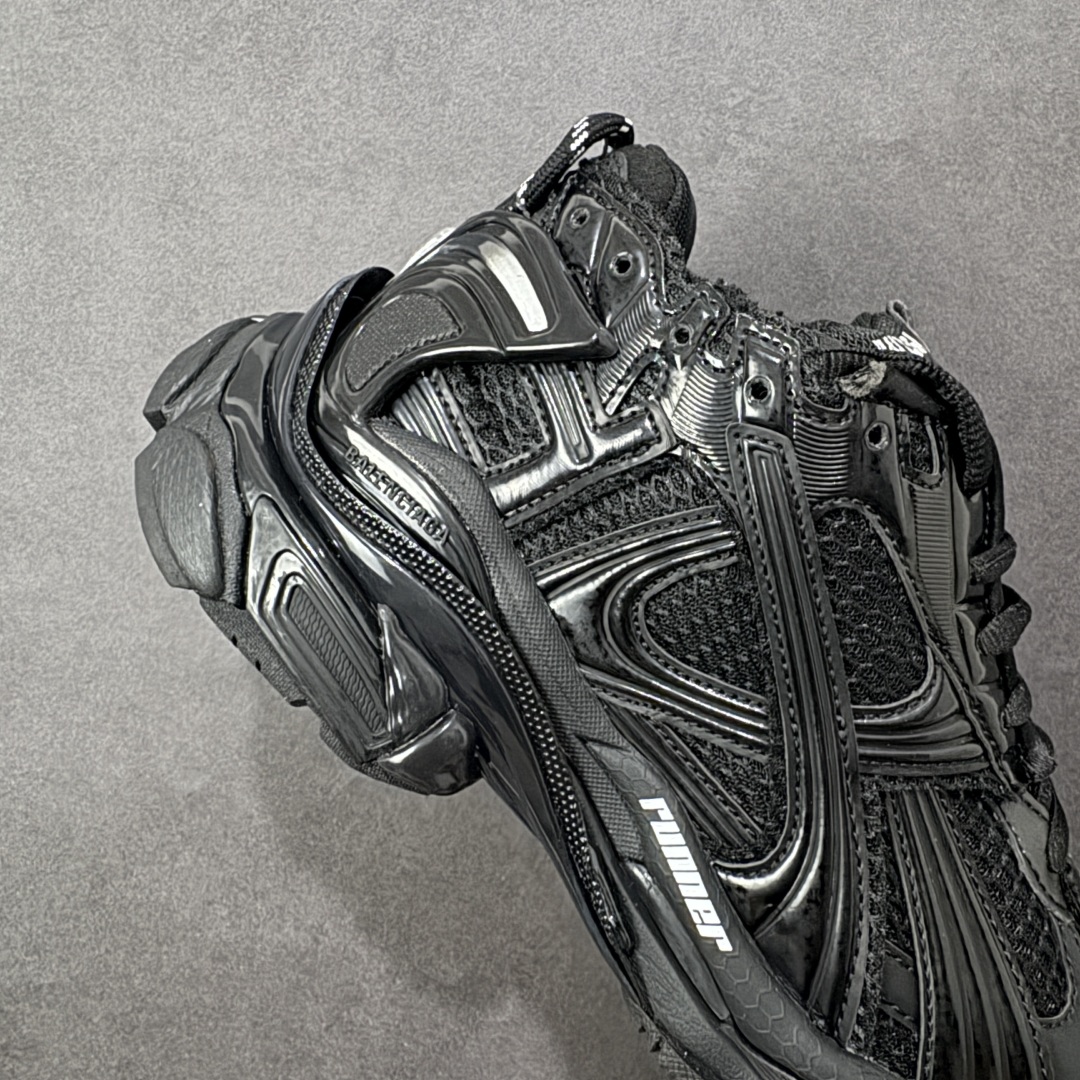 图片[6]-【Good纯原福利】Balenciaga Runner 巴黎世家七代复古老爹鞋 原市场5-600的货 顶级大厂出品 份量十足 售前售后保障到底 可退换 工厂白菜价清库存 价格相当给力 强推💪🏻 #全套原纸板楦头开发 #原盒原配 正确字体电绣 粗细、位置、大小正确 侧边TPU 透气孔匹配意产原版 #正确气垫分离大底 TPU软底 #原版一致大底LOGO 立体感十足 #原厂皮料水洗做旧 原厂纱网 外底正面压印BB标识 由176块饰片拼接而成的铰接式鞋面 侧面配金属质感网眼布 内面配有额外金属光泽饰件 包含1副鞋带和1副备用鞋带 后帮配有拉环鞋提 动态鞋底设计 为双脚带来后续的助力 尺码：35 36 37 38 39 40 41 42 43 44 45-选品中心