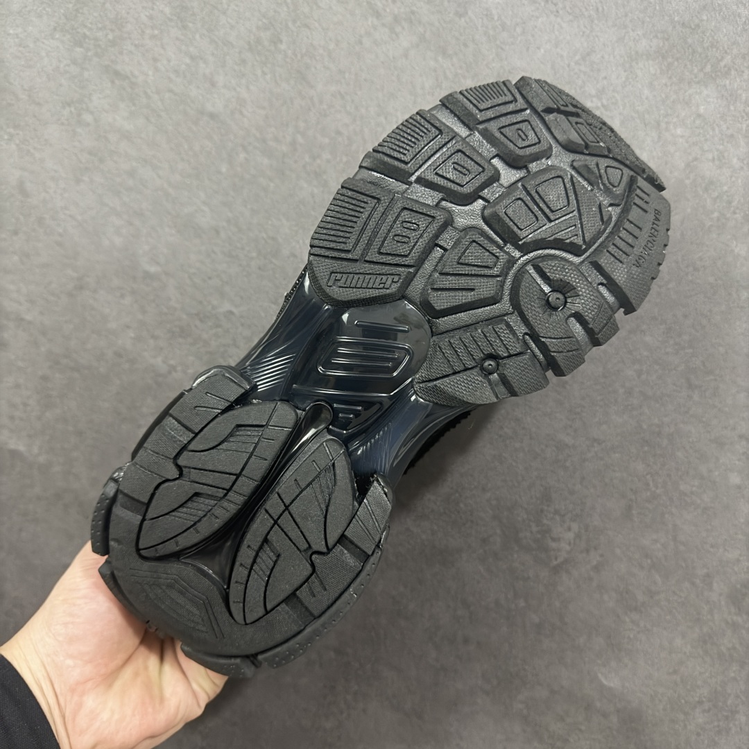 图片[9]-【Good纯原福利】Balenciaga Runner 巴黎世家七代复古老爹鞋 原市场5-600的货 顶级大厂出品 份量十足 售前售后保障到底 可退换 工厂白菜价清库存 价格相当给力 强推💪🏻 #全套原纸板楦头开发 #原盒原配 正确字体电绣 粗细、位置、大小正确 侧边TPU 透气孔匹配意产原版 #正确气垫分离大底 TPU软底 #原版一致大底LOGO 立体感十足 #原厂皮料水洗做旧 原厂纱网 外底正面压印BB标识 由176块饰片拼接而成的铰接式鞋面 侧面配金属质感网眼布 内面配有额外金属光泽饰件 包含1副鞋带和1副备用鞋带 后帮配有拉环鞋提 动态鞋底设计 为双脚带来后续的助力 尺码：35 36 37 38 39 40 41 42 43 44 45-选品中心