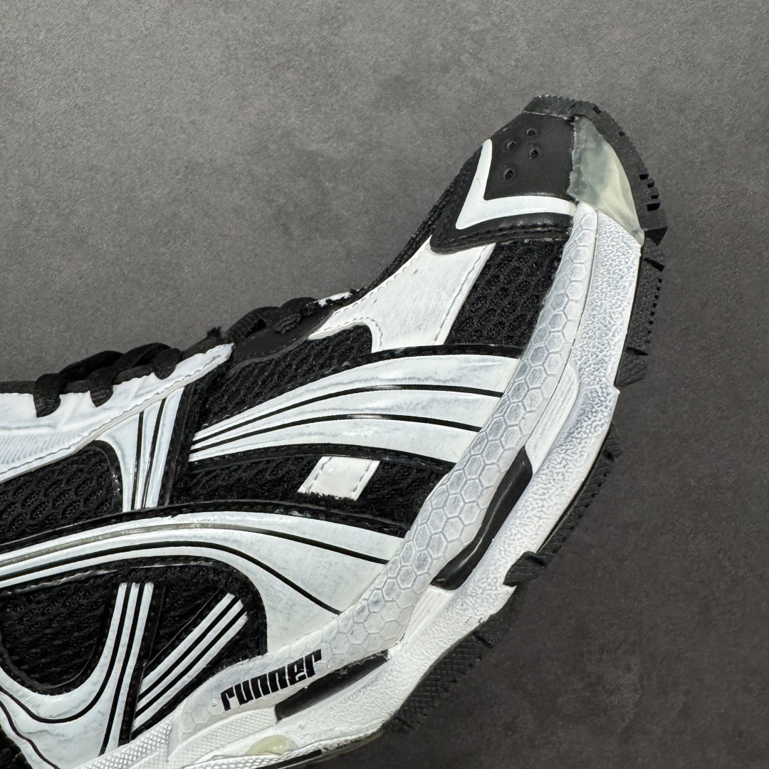 图片[5]-【Good纯原福利】Balenciaga Runner 巴黎世家七代复古老爹鞋 原市场5-600的货 顶级大厂出品 份量十足 售前售后保障到底 可退换 工厂白菜价清库存 价格相当给力 强推💪🏻 #全套原纸板楦头开发 #原盒原配 正确字体电绣 粗细、位置、大小正确 侧边TPU 透气孔匹配意产原版 #正确气垫分离大底 TPU软底 #原版一致大底LOGO 立体感十足 #原厂皮料水洗做旧 原厂纱网 外底正面压印BB标识 由176块饰片拼接而成的铰接式鞋面 侧面配金属质感网眼布 内面配有额外金属光泽饰件 包含1副鞋带和1副备用鞋带 后帮配有拉环鞋提 动态鞋底设计 为双脚带来后续的助力 尺码：35 36 37 38 39 40 41 42 43 44 45-选品中心