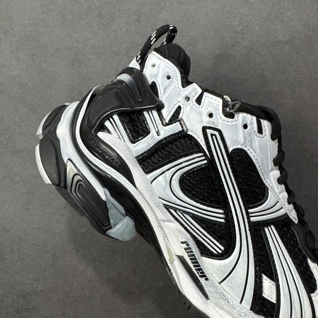 图片[6]-【Good纯原福利】Balenciaga Runner 巴黎世家七代复古老爹鞋 原市场5-600的货 顶级大厂出品 份量十足 售前售后保障到底 可退换 工厂白菜价清库存 价格相当给力 强推💪🏻 #全套原纸板楦头开发 #原盒原配 正确字体电绣 粗细、位置、大小正确 侧边TPU 透气孔匹配意产原版 #正确气垫分离大底 TPU软底 #原版一致大底LOGO 立体感十足 #原厂皮料水洗做旧 原厂纱网 外底正面压印BB标识 由176块饰片拼接而成的铰接式鞋面 侧面配金属质感网眼布 内面配有额外金属光泽饰件 包含1副鞋带和1副备用鞋带 后帮配有拉环鞋提 动态鞋底设计 为双脚带来后续的助力 尺码：35 36 37 38 39 40 41 42 43 44 45-选品中心