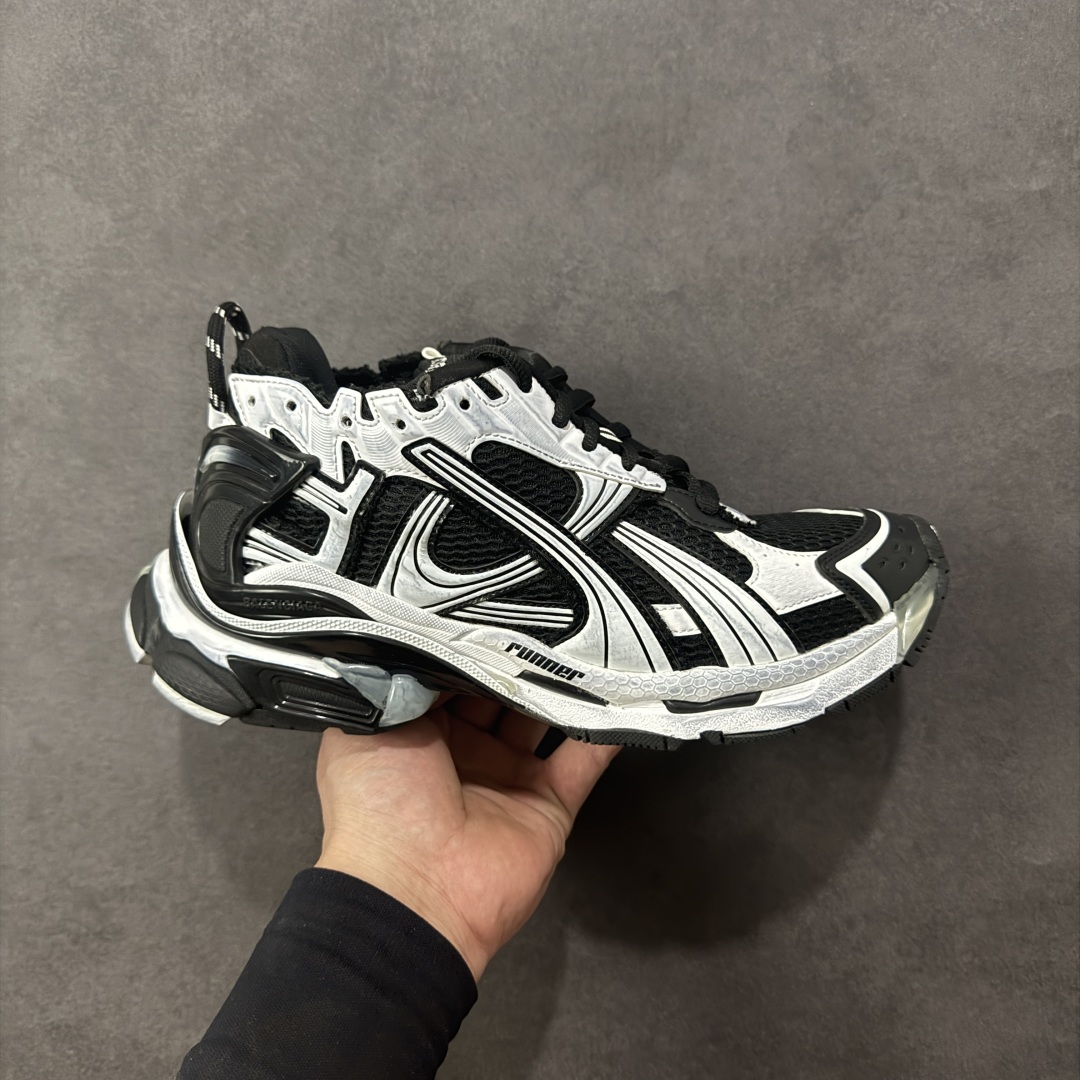 【Good纯原福利】Balenciaga Runner 巴黎世家七代复古老爹鞋 原市场5-600的货 顶级大厂出品 份量十足 售前售后保障到底 可退换 工厂白菜价清库存 价格相当给力 强推💪🏻 #全套原纸板楦头开发 #原盒原配 正确字体电绣 粗细、位置、大小正确 侧边TPU 透气孔匹配意产原版 #正确气垫分离大底 TPU软底 #原版一致大底LOGO 立体感十足 #原厂皮料水洗做旧 原厂纱网 外底正面压印BB标识 由176块饰片拼接而成的铰接式鞋面 侧面配金属质感网眼布 内面配有额外金属光泽饰件 包含1副鞋带和1副备用鞋带 后帮配有拉环鞋提 动态鞋底设计 为双脚带来后续的助力 尺码：35 36 37 38 39 40 41 42 43 44 45-选品中心