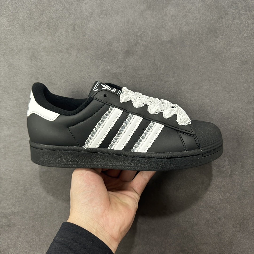 【公司级】Adidas Originals Superstar 2025全新版本 贝壳头官方同步 渠道正品订单 诠释市场最高工艺水平 贝壳头经典小白板鞋 专柜上架同步配色 全鞋进口头层皮料打造。区别市面普通真标版本，进出专柜无压力 货号：EG4959 尺码：35-40-选品中心