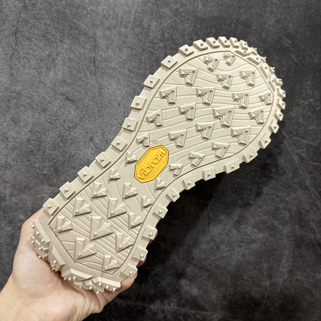 图片[9]-【绿x纯原】可隆KOLON SPORT LITCAMP MEGA 时尚舒适 低帮 户外防水功能鞋 男女同款 防水支撑轻便回弹 低帮徒步鞋 广东纯原大厂出品 纯原版本👏 脚感软到像踩云朵☁️—鞋面柔软贴合脚型 走石子路也不硌脚 防滑V黄金大底纹路深似锯齿，泥地、陡坡都稳稳拿捏 下雨天也不怕打滑 黑色耐脏又百搭 日常穿去上班是低调质感 进山徒步是可靠装备，从城市到山野，一双鞋承包所有 “出走计划” 尺码：36.5-46-选品中心