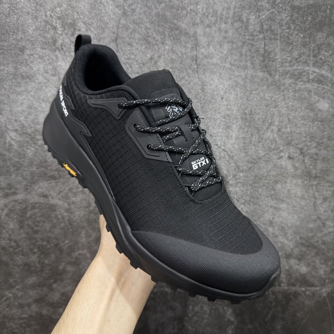 图片[3]-【升级版】可隆KOLON SPORT Skyler 2 舒适柔软 防水支撑轻便回弹 低帮 徒步鞋 黑色 脚感软到像踩云朵☁️—鞋面柔软贴合脚型，走石子路也不硌脚；防滑V黄金大底纹路深似锯齿，泥地、陡坡都稳稳拿捏，下雨天也不怕打滑。黑色耐脏又百搭，日常穿去上班是低调质感，进山徒步是可靠装备，从城市到山野，一双鞋承包所有 “出走计划” 尺码：39-45-选品中心