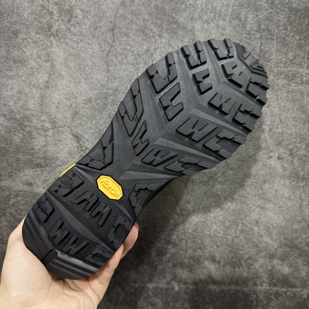 图片[9]-【升级版】可隆KOLON SPORT Skyler 2 舒适柔软 防水支撑轻便回弹 低帮 徒步鞋 黑色 脚感软到像踩云朵☁️—鞋面柔软贴合脚型，走石子路也不硌脚；防滑V黄金大底纹路深似锯齿，泥地、陡坡都稳稳拿捏，下雨天也不怕打滑。黑色耐脏又百搭，日常穿去上班是低调质感，进山徒步是可靠装备，从城市到山野，一双鞋承包所有 “出走计划” 尺码：39-45-选品中心