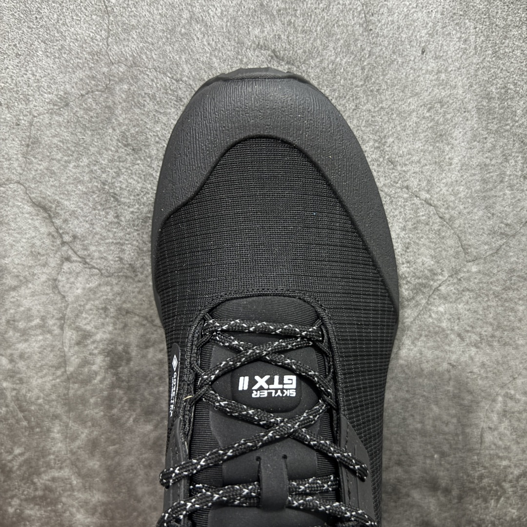 图片[5]-【升级版】可隆KOLON SPORT Skyler 2 舒适柔软 防水支撑轻便回弹 低帮 徒步鞋 黑色 脚感软到像踩云朵☁️—鞋面柔软贴合脚型，走石子路也不硌脚；防滑V黄金大底纹路深似锯齿，泥地、陡坡都稳稳拿捏，下雨天也不怕打滑。黑色耐脏又百搭，日常穿去上班是低调质感，进山徒步是可靠装备，从城市到山野，一双鞋承包所有 “出走计划” 尺码：39-45-选品中心