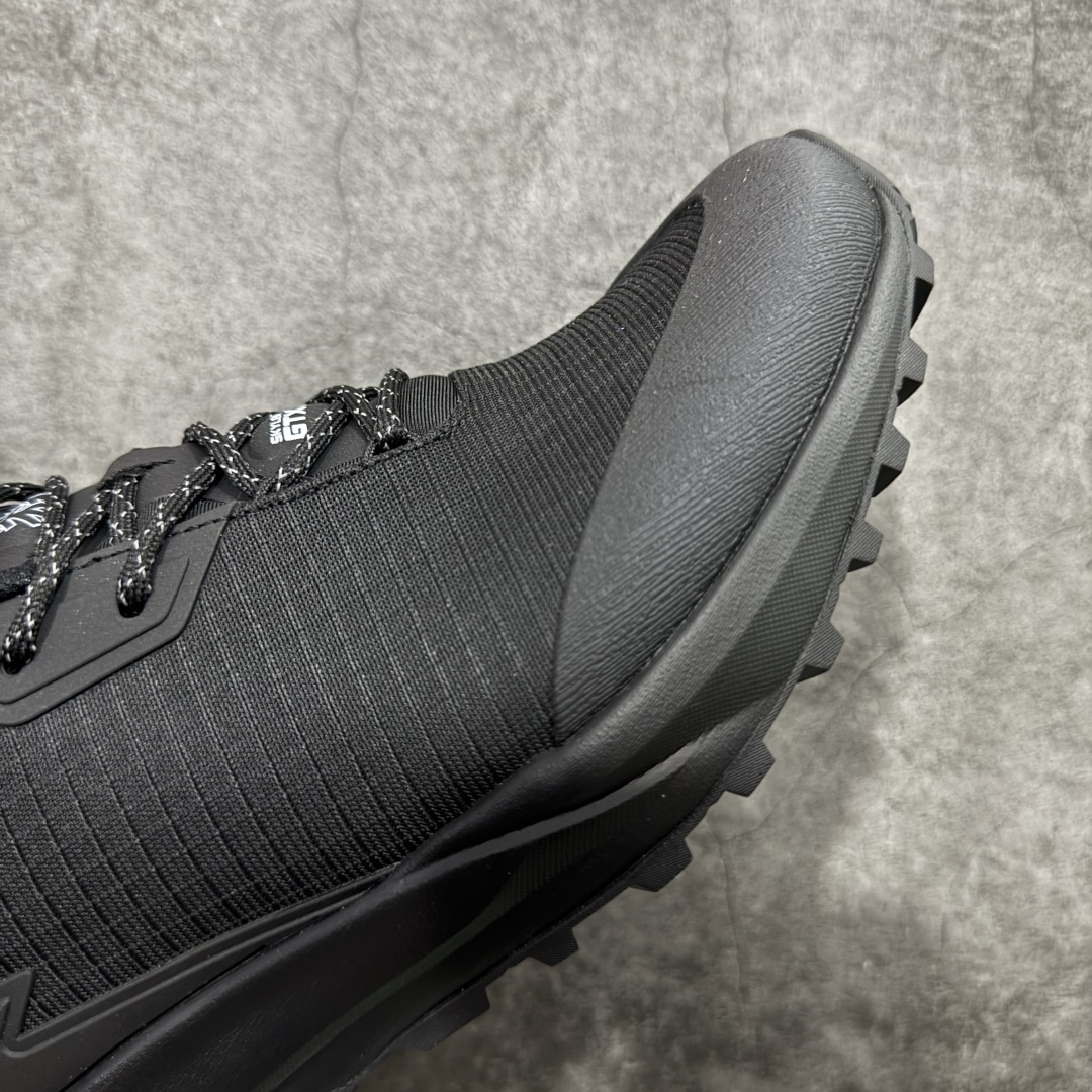 图片[6]-【升级版】可隆KOLON SPORT Skyler 2 舒适柔软 防水支撑轻便回弹 低帮 徒步鞋 黑色 脚感软到像踩云朵☁️—鞋面柔软贴合脚型，走石子路也不硌脚；防滑V黄金大底纹路深似锯齿，泥地、陡坡都稳稳拿捏，下雨天也不怕打滑。黑色耐脏又百搭，日常穿去上班是低调质感，进山徒步是可靠装备，从城市到山野，一双鞋承包所有 “出走计划” 尺码：39-45-选品中心