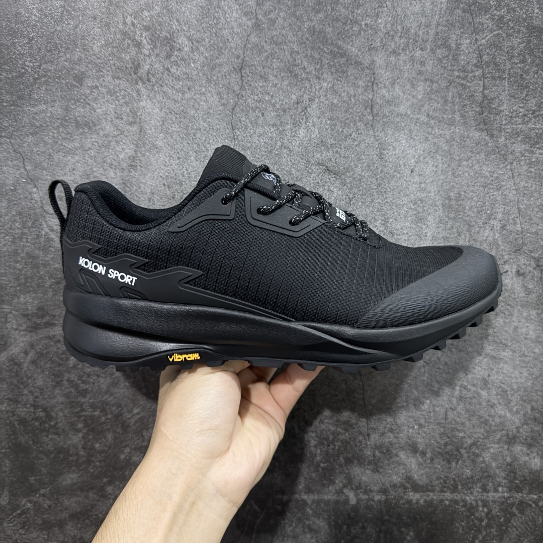 【升级版】可隆KOLON SPORT Skyler 2 舒适柔软 防水支撑轻便回弹 低帮 徒步鞋 黑色 脚感软到像踩云朵☁️—鞋面柔软贴合脚型,走石子路也不硌脚;防滑V黄金大底纹路深似锯齿,泥地、陡坡都稳稳拿捏,下雨天也不怕打滑。黑色耐脏又百搭,日常穿去上班是低调质感,进山徒步是可靠装备,从城市到山野,一双鞋承包所有 “出走计划” 尺码:39-45-选品中心