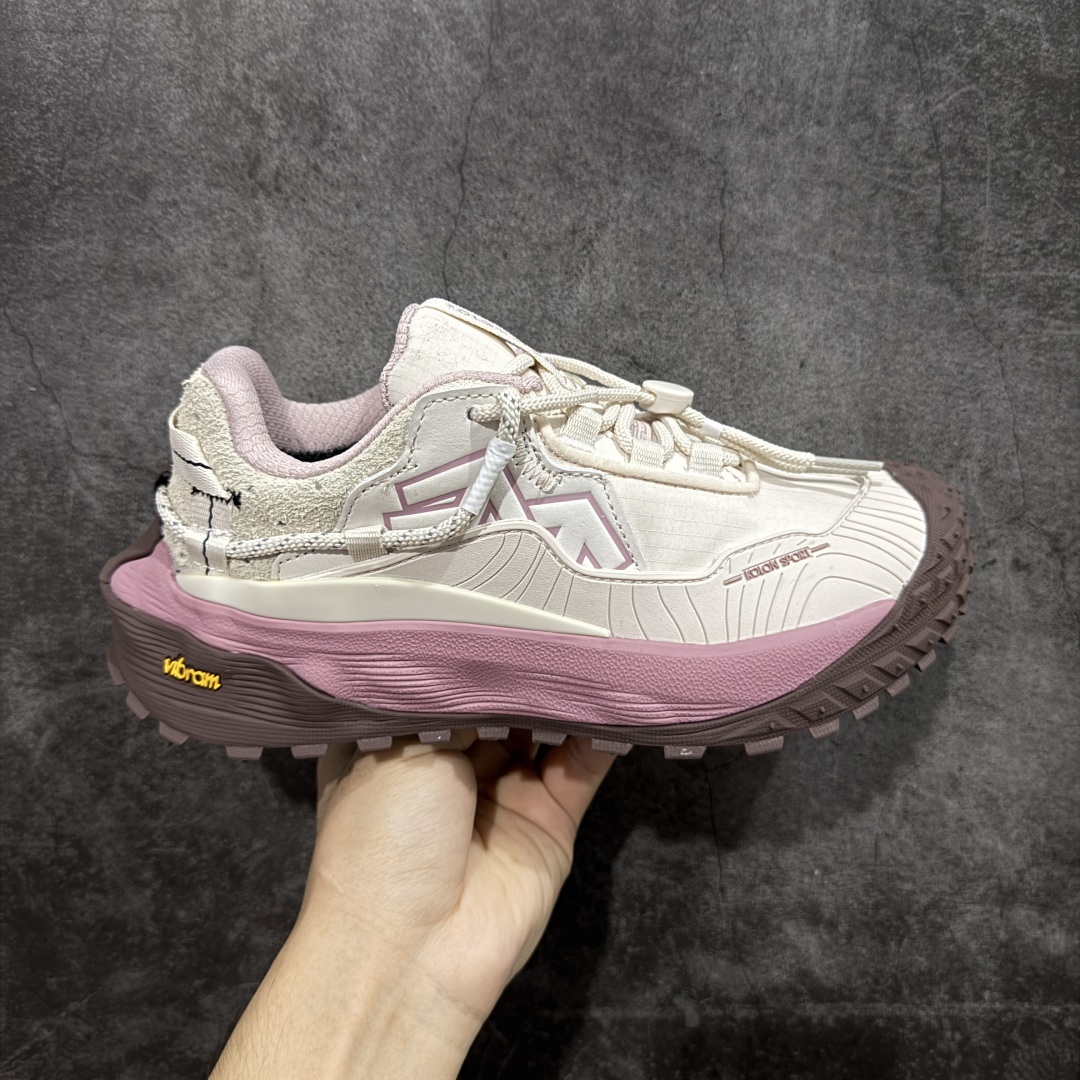 【绿x纯原】可隆KOLON SPORT LITCAMP MEGA 时尚舒适 低帮 户外防水功能鞋 男女同款 防水支撑轻便回弹 低帮徒步鞋 广东纯原大厂出品 纯原版本👏 脚感软到像踩云朵☁️—鞋面柔软贴合脚型 走石子路也不硌脚 防滑V黄金大底纹路深似锯齿，泥地、陡坡都稳稳拿捏 下雨天也不怕打滑 黑色耐脏又百搭 日常穿去上班是低调质感 进山徒步是可靠装备，从城市到山野，一双鞋承包所有 “出走计划” 尺码：36.5-46-选品中心