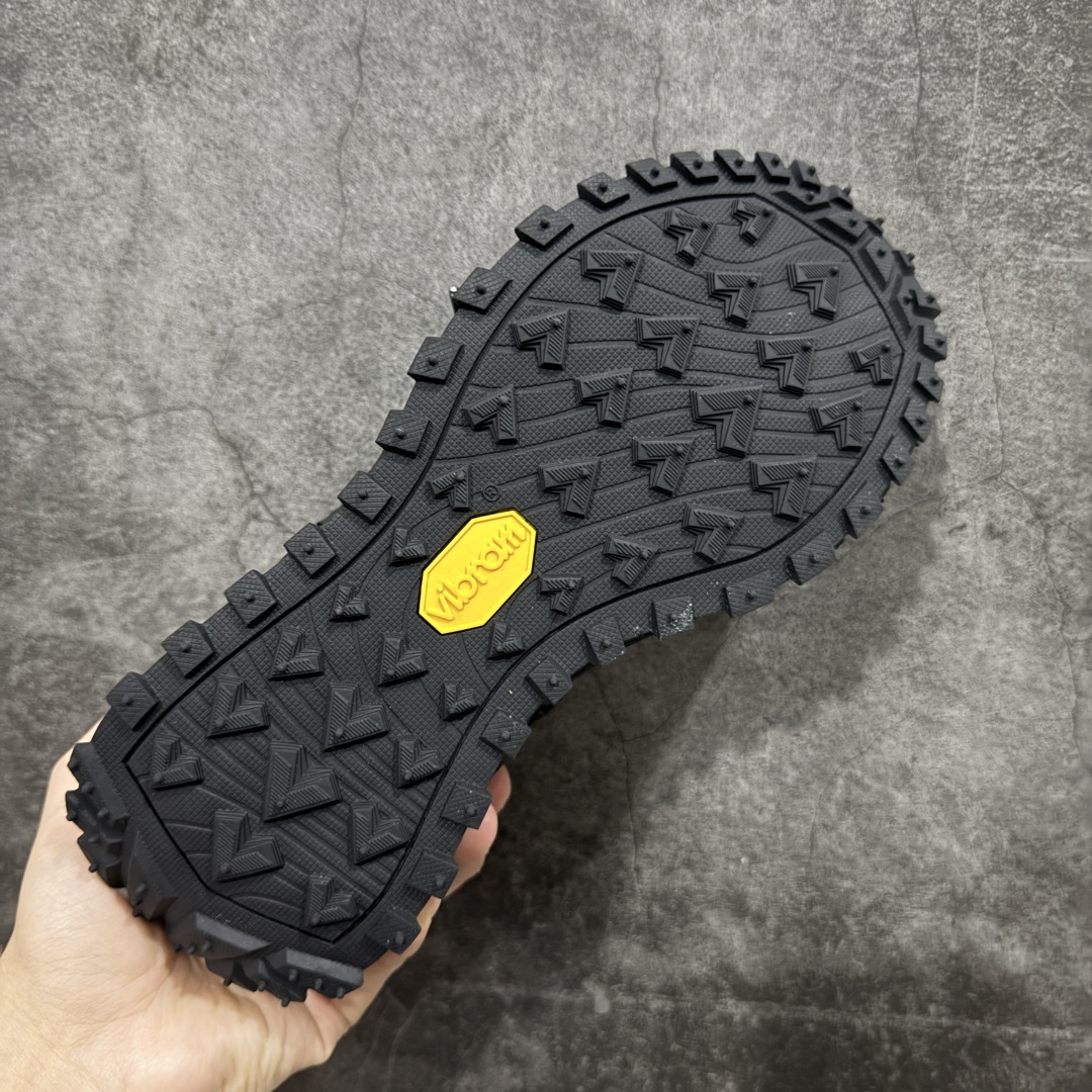 图片[9]-【绿x纯原】可隆KOLON SPORT LITCAMP MEGA 时尚舒适 低帮 户外防水功能鞋 男女同款 防水支撑轻便回弹 低帮徒步鞋 广东纯原大厂出品 纯原版本👏 脚感软到像踩云朵☁️—鞋面柔软贴合脚型 走石子路也不硌脚 防滑V黄金大底纹路深似锯齿，泥地、陡坡都稳稳拿捏 下雨天也不怕打滑 黑色耐脏又百搭 日常穿去上班是低调质感 进山徒步是可靠装备，从城市到山野，一双鞋承包所有 “出走计划” 尺码：36.5-46-选品中心