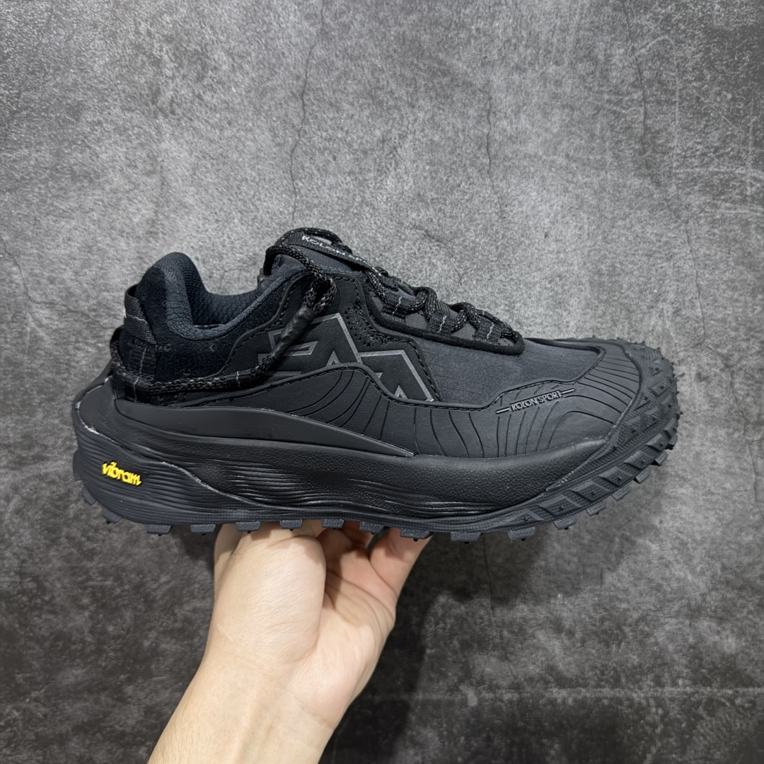 【绿x纯原】可隆KOLON SPORT LITCAMP MEGA 时尚舒适 低帮 户外防水功能鞋 男女同款 防水支撑轻便回弹 低帮徒步鞋 广东纯原大厂出品 纯原版本👏 脚感软到像踩云朵☁️—鞋面柔软贴合脚型 走石子路也不硌脚 防滑V黄金大底纹路深似锯齿，泥地、陡坡都稳稳拿捏 下雨天也不怕打滑 黑色耐脏又百搭 日常穿去上班是低调质感 进山徒步是可靠装备，从城市到山野，一双鞋承包所有 “出走计划” 尺码：36.5-46-选品中心