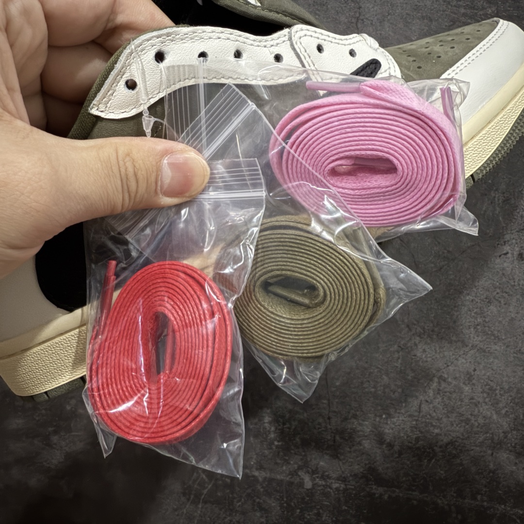 图片[5]-【原厂版】Air Jordan 1 x Travis Scott AJ1 x TS联名绿黑倒钩低帮 DM7866-200 超级强悍品质 可对比市场各大纯原版本 专业aj大厂出品 对细节的把控毋庸置疑 材料也是用最接近原鞋的头层皮料 所有地方都没有做到减配 原厂鞋楦打造完美鞋型 整体鞋型以及后跟做的弧度做的非常好 鞋带为原厂打蜡鞋带 粗细程度同步原鞋 裁片清洁度到位 无明显瑕疵毛边 免修产品 正确针车 该重针 该有尖角的地方都有做到 鞋价格非常香 转手可闭眼卖高价 到手各位就知道货有多好 绝对秒杀一切同价格货品 尺码：36-47.5-选品中心