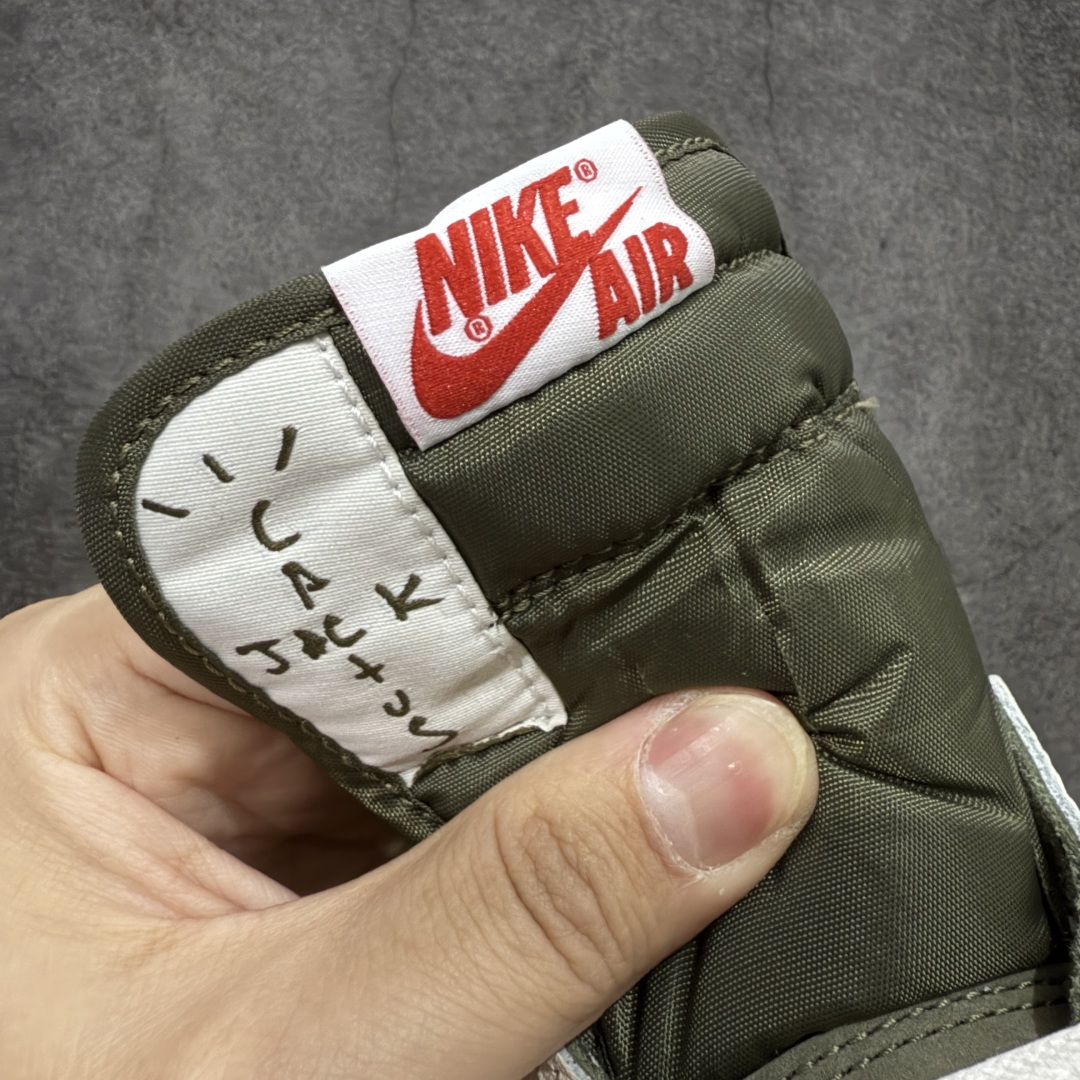 图片[4]-【原厂版】Air Jordan 1 x Travis Scott AJ1 x TS联名绿黑倒钩低帮 DM7866-200 超级强悍品质 可对比市场各大纯原版本 专业aj大厂出品 对细节的把控毋庸置疑 材料也是用最接近原鞋的头层皮料 所有地方都没有做到减配 原厂鞋楦打造完美鞋型 整体鞋型以及后跟做的弧度做的非常好 鞋带为原厂打蜡鞋带 粗细程度同步原鞋 裁片清洁度到位 无明显瑕疵毛边 免修产品 正确针车 该重针 该有尖角的地方都有做到 鞋价格非常香 转手可闭眼卖高价 到手各位就知道货有多好 绝对秒杀一切同价格货品 尺码：36-47.5-选品中心