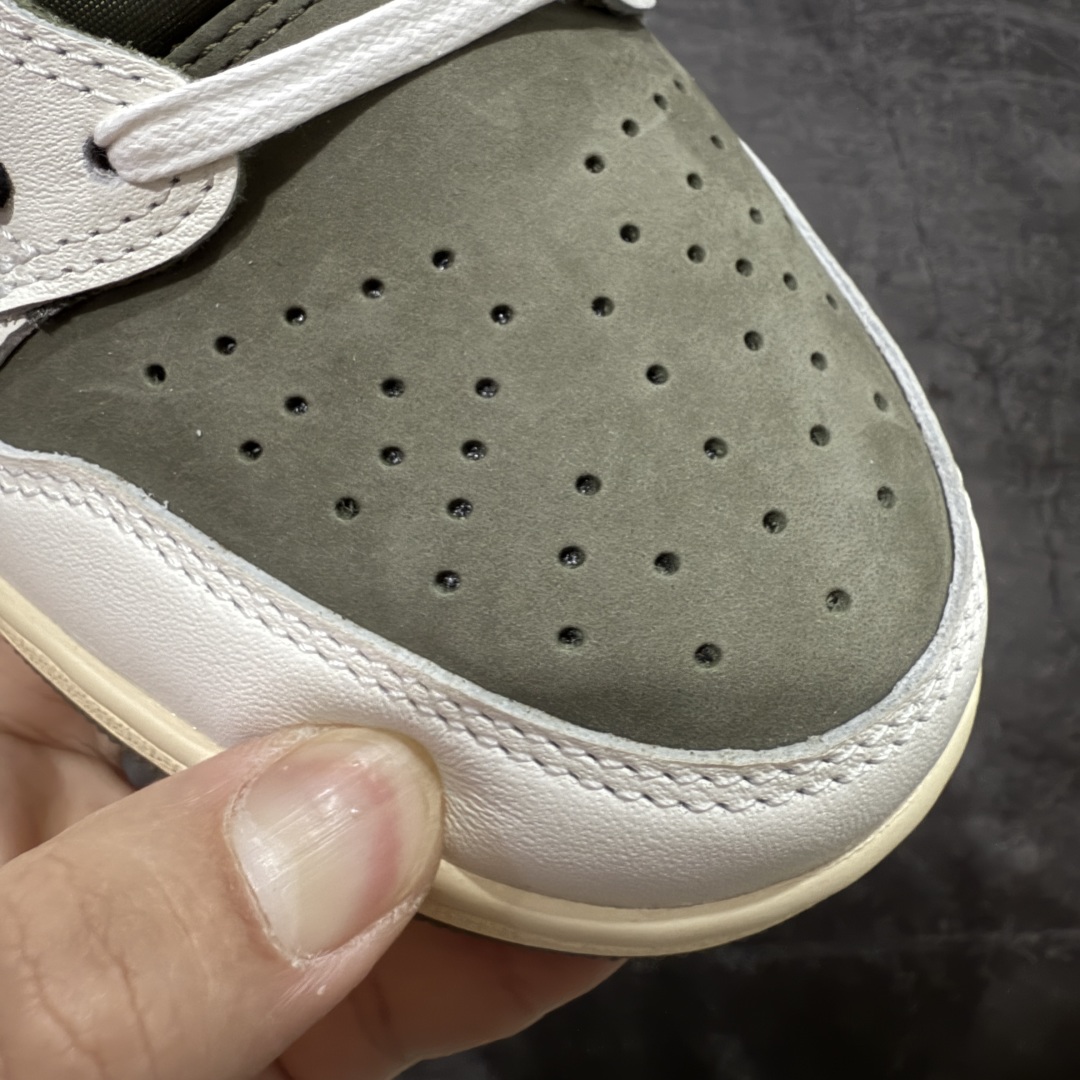 图片[3]-【原厂版】Air Jordan 1 x Travis Scott AJ1 x TS联名绿黑倒钩低帮 DM7866-200 超级强悍品质 可对比市场各大纯原版本 专业aj大厂出品 对细节的把控毋庸置疑 材料也是用最接近原鞋的头层皮料 所有地方都没有做到减配 原厂鞋楦打造完美鞋型 整体鞋型以及后跟做的弧度做的非常好 鞋带为原厂打蜡鞋带 粗细程度同步原鞋 裁片清洁度到位 无明显瑕疵毛边 免修产品 正确针车 该重针 该有尖角的地方都有做到 鞋价格非常香 转手可闭眼卖高价 到手各位就知道货有多好 绝对秒杀一切同价格货品 尺码：36-47.5-选品中心