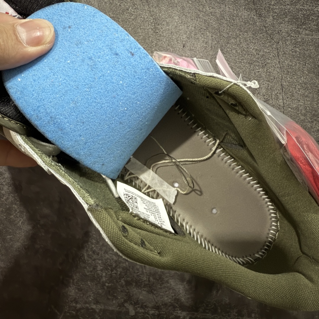 图片[7]-【原厂版】Air Jordan 1 x Travis Scott AJ1 x TS联名绿黑倒钩低帮 DM7866-200 超级强悍品质 可对比市场各大纯原版本 专业aj大厂出品 对细节的把控毋庸置疑 材料也是用最接近原鞋的头层皮料 所有地方都没有做到减配 原厂鞋楦打造完美鞋型 整体鞋型以及后跟做的弧度做的非常好 鞋带为原厂打蜡鞋带 粗细程度同步原鞋 裁片清洁度到位 无明显瑕疵毛边 免修产品 正确针车 该重针 该有尖角的地方都有做到 鞋价格非常香 转手可闭眼卖高价 到手各位就知道货有多好 绝对秒杀一切同价格货品 尺码：36-47.5-选品中心