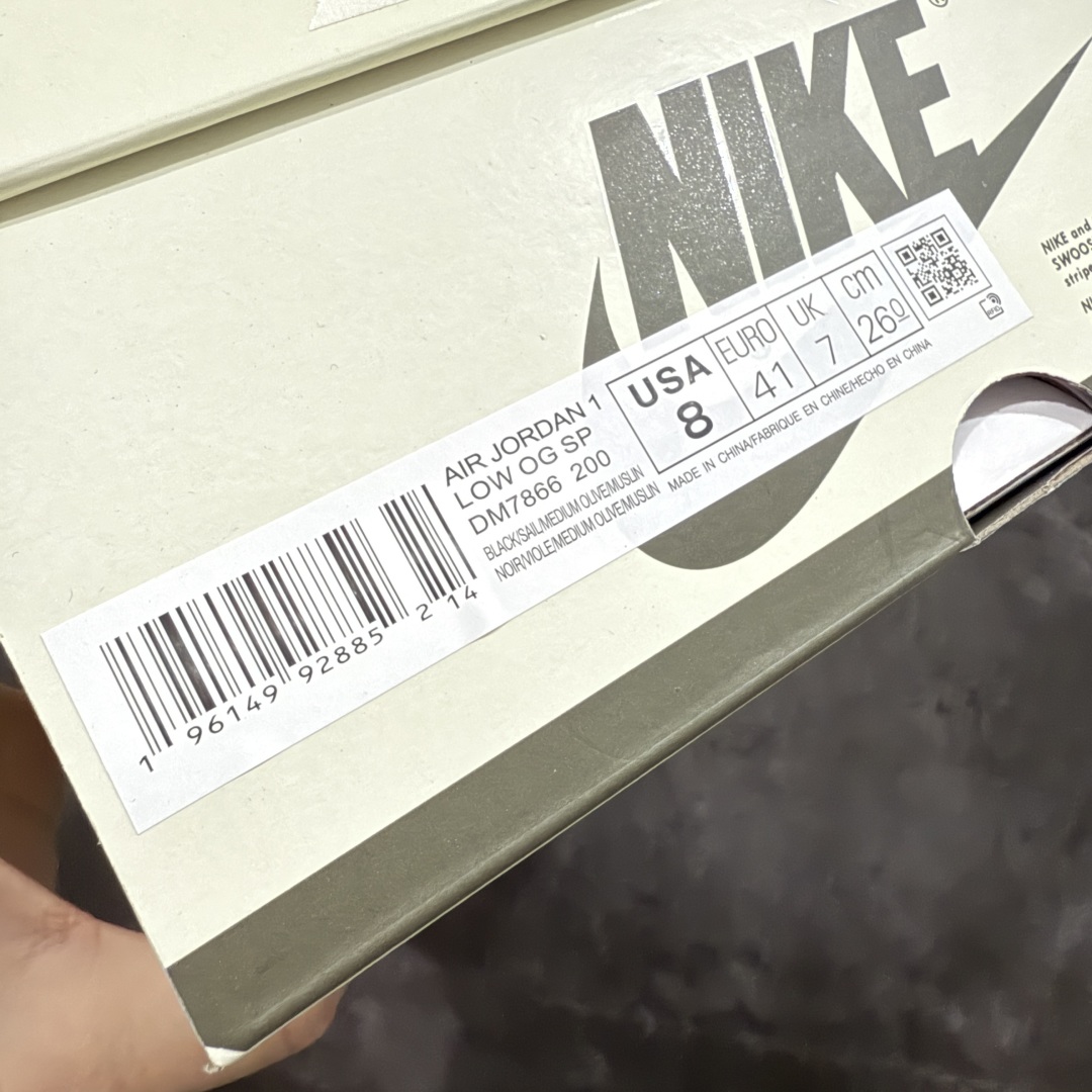 图片[8]-【原厂版】Air Jordan 1 x Travis Scott AJ1 x TS联名绿黑倒钩低帮 DM7866-200 超级强悍品质 可对比市场各大纯原版本 专业aj大厂出品 对细节的把控毋庸置疑 材料也是用最接近原鞋的头层皮料 所有地方都没有做到减配 原厂鞋楦打造完美鞋型 整体鞋型以及后跟做的弧度做的非常好 鞋带为原厂打蜡鞋带 粗细程度同步原鞋 裁片清洁度到位 无明显瑕疵毛边 免修产品 正确针车 该重针 该有尖角的地方都有做到 鞋价格非常香 转手可闭眼卖高价 到手各位就知道货有多好 绝对秒杀一切同价格货品 尺码：36-47.5-选品中心