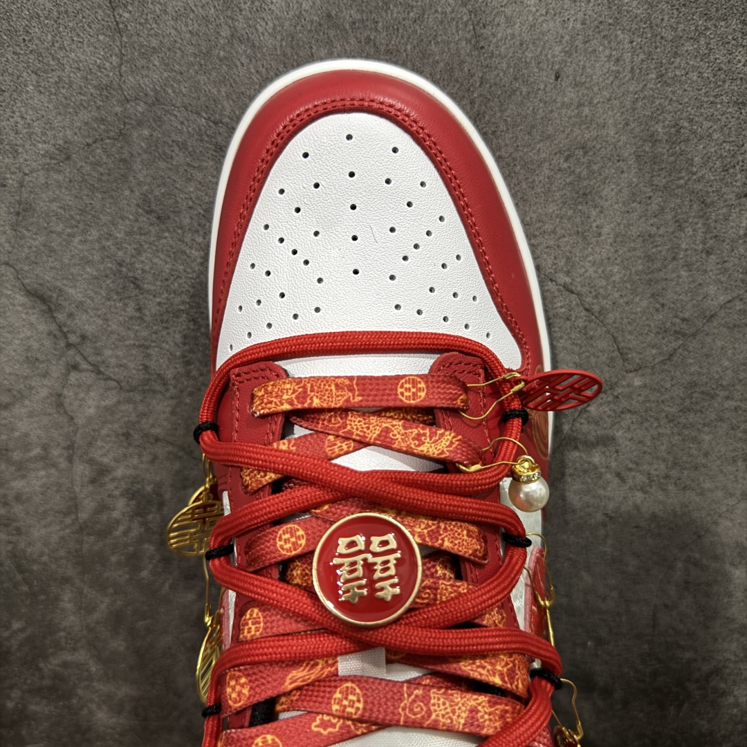 图片[5]-【纯原K版】Nk Dunk Low 定制系列 婚鞋系列 定制dunk 中国风-龙凤呈祥 喜庆婚鞋 #款鞋设计灵感来源于中式婚礼的凤冠披霞。搭配丝绸质感刺绣布料、写意手绘左龙右凤、丝质鞋带以及喜字珍珠挂件，红金配色代表了喜庆、吉祥，以此呈现出中式婚礼的华贵、庄重、雅致。鞋面金属挂件均可拆卸，同时满足婚庆及日常可循环穿搭需求。 货号：FD9762-061 尺码：36 36.5 37.5 38 38.5 39 40 40.5 41 42 42.5 43 44 45-选品中心