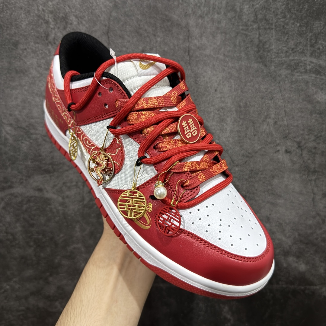 图片[3]-【纯原K版】Nk Dunk Low 定制系列 婚鞋系列 定制dunk 中国风-龙凤呈祥 喜庆婚鞋 #款鞋设计灵感来源于中式婚礼的凤冠披霞。搭配丝绸质感刺绣布料、写意手绘左龙右凤、丝质鞋带以及喜字珍珠挂件，红金配色代表了喜庆、吉祥，以此呈现出中式婚礼的华贵、庄重、雅致。鞋面金属挂件均可拆卸，同时满足婚庆及日常可循环穿搭需求。 货号：FD9762-061 尺码：36 36.5 37.5 38 38.5 39 40 40.5 41 42 42.5 43 44 45-选品中心