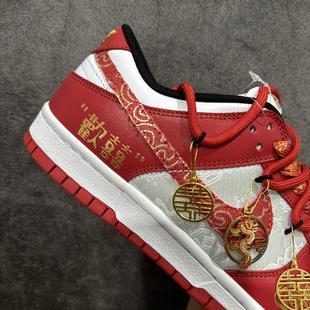 图片[7]-【纯原K版】Nk Dunk Low 定制系列 婚鞋系列 定制dunk 中国风-龙凤呈祥 喜庆婚鞋 #款鞋设计灵感来源于中式婚礼的凤冠披霞。搭配丝绸质感刺绣布料、写意手绘左龙右凤、丝质鞋带以及喜字珍珠挂件，红金配色代表了喜庆、吉祥，以此呈现出中式婚礼的华贵、庄重、雅致。鞋面金属挂件均可拆卸，同时满足婚庆及日常可循环穿搭需求。 货号：FD9762-061 尺码：36 36.5 37.5 38 38.5 39 40 40.5 41 42 42.5 43 44 45-选品中心