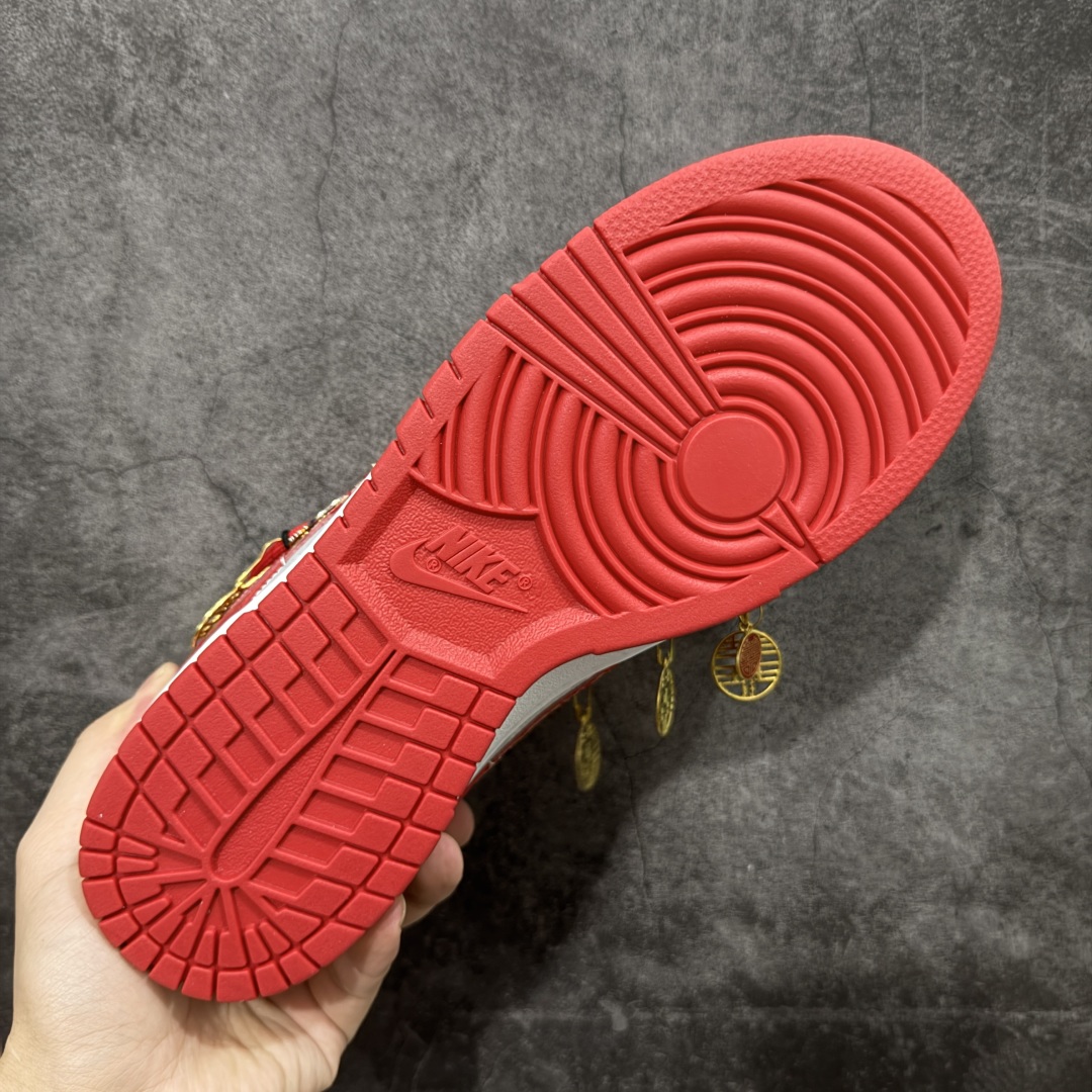 图片[9]-【纯原K版】Nk Dunk Low 定制系列 婚鞋系列 定制dunk 中国风-龙凤呈祥 喜庆婚鞋 #款鞋设计灵感来源于中式婚礼的凤冠披霞。搭配丝绸质感刺绣布料、写意手绘左龙右凤、丝质鞋带以及喜字珍珠挂件，红金配色代表了喜庆、吉祥，以此呈现出中式婚礼的华贵、庄重、雅致。鞋面金属挂件均可拆卸，同时满足婚庆及日常可循环穿搭需求。 货号：FD9762-061 尺码：36 36.5 37.5 38 38.5 39 40 40.5 41 42 42.5 43 44 45-选品中心