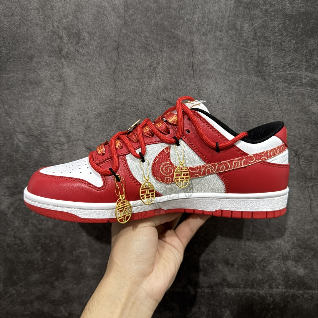 图片[2]-【纯原K版】Nk Dunk Low 定制系列 婚鞋系列 定制dunk 中国风-龙凤呈祥 喜庆婚鞋 #款鞋设计灵感来源于中式婚礼的凤冠披霞。搭配丝绸质感刺绣布料、写意手绘左龙右凤、丝质鞋带以及喜字珍珠挂件，红金配色代表了喜庆、吉祥，以此呈现出中式婚礼的华贵、庄重、雅致。鞋面金属挂件均可拆卸，同时满足婚庆及日常可循环穿搭需求。 货号：FD9762-061 尺码：36 36.5 37.5 38 38.5 39 40 40.5 41 42 42.5 43 44 45-选品中心