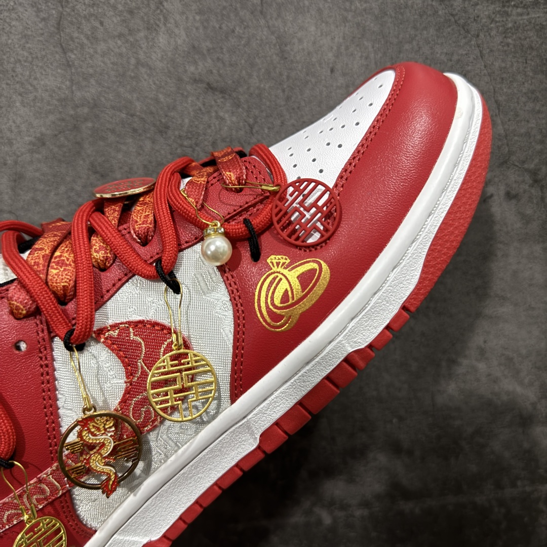 图片[6]-【纯原K版】Nk Dunk Low 定制系列 婚鞋系列 定制dunk 中国风-龙凤呈祥 喜庆婚鞋 #款鞋设计灵感来源于中式婚礼的凤冠披霞。搭配丝绸质感刺绣布料、写意手绘左龙右凤、丝质鞋带以及喜字珍珠挂件，红金配色代表了喜庆、吉祥，以此呈现出中式婚礼的华贵、庄重、雅致。鞋面金属挂件均可拆卸，同时满足婚庆及日常可循环穿搭需求。 货号：FD9762-061 尺码：36 36.5 37.5 38 38.5 39 40 40.5 41 42 42.5 43 44 45-选品中心