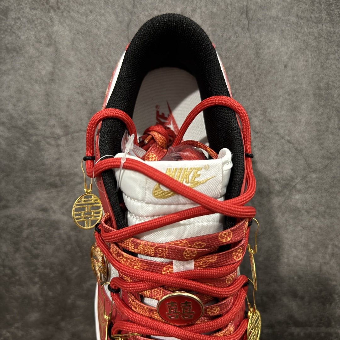 图片[8]-【纯原K版】Nk Dunk Low 定制系列 婚鞋系列 定制dunk 中国风-龙凤呈祥 喜庆婚鞋 #款鞋设计灵感来源于中式婚礼的凤冠披霞。搭配丝绸质感刺绣布料、写意手绘左龙右凤、丝质鞋带以及喜字珍珠挂件，红金配色代表了喜庆、吉祥，以此呈现出中式婚礼的华贵、庄重、雅致。鞋面金属挂件均可拆卸，同时满足婚庆及日常可循环穿搭需求。 货号：FD9762-061 尺码：36 36.5 37.5 38 38.5 39 40 40.5 41 42 42.5 43 44 45-选品中心