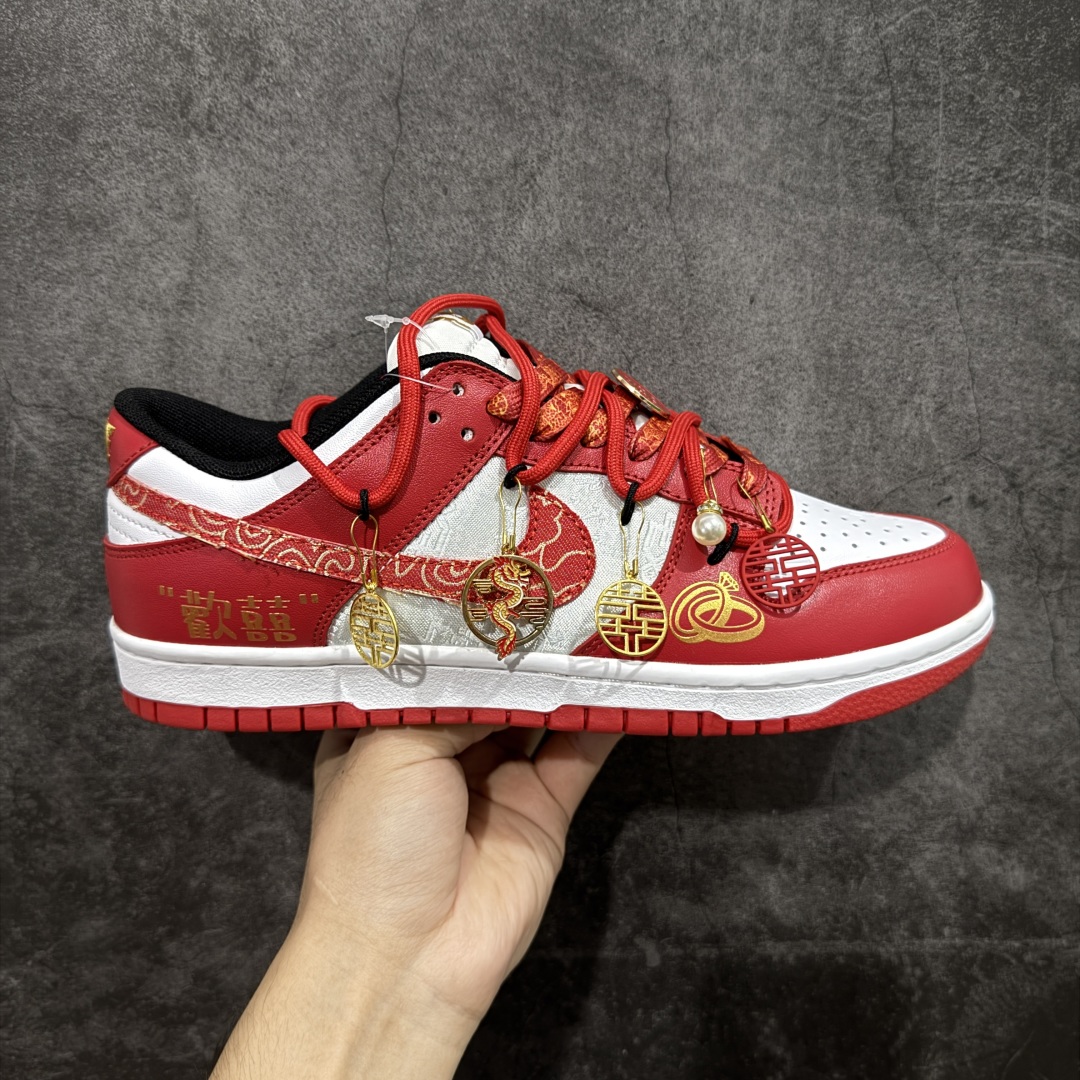 【纯原K版】Nk Dunk Low 定制系列 婚鞋系列 定制dunk 中国风-龙凤呈祥 喜庆婚鞋 #款鞋设计灵感来源于中式婚礼的凤冠披霞。搭配丝绸质感刺绣布料、写意手绘左龙右凤、丝质鞋带以及喜字珍珠挂件，红金配色代表了喜庆、吉祥，以此呈现出中式婚礼的华贵、庄重、雅致。鞋面金属挂件均可拆卸，同时满足婚庆及日常可循环穿搭需求。 货号：FD9762-061 尺码：36 36.5 37.5 38 38.5 39 40 40.5 41 42 42.5 43 44 45-选品中心