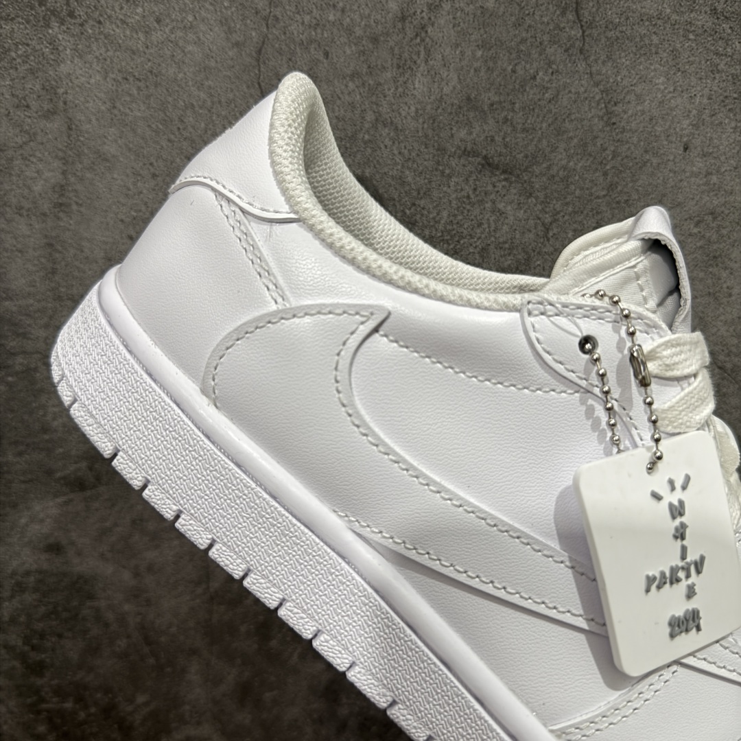 图片[7]-【GX纯原版】Travis Scott x Air Jordan AJ1 Low OG SP TS联名倒钩低帮 亲友限定 纯白 TD1228-111 目前市场最强版本 品质非常顶 知名大厂出品 纯原第一梯队版本 产品品控稳定性领先行业 各方面均可对飙市面通货版 SZ原厂全套原楦原纸板冲刀磨具开发 原厂皮料加持 原厂港宝加持定型后跟R度完美 同源原厂电绣 鬼脸飞翼针数密度立体效果一致 百分百一致原鞋 原厂拉帮工艺 针距密度一致 后跟弧度收口自然不对折 极致一眼正品既视感 进口玻璃冲刀皮料裁剪零毛边 全鞋电脑针车工艺 品控清洁度最高QC检验标准 免检产品 原厂订购鞋盒、鞋标、防尘纸、鞋撑、鞋带 追求极致的原厂味道 尺码：35.5-48.5-选品中心