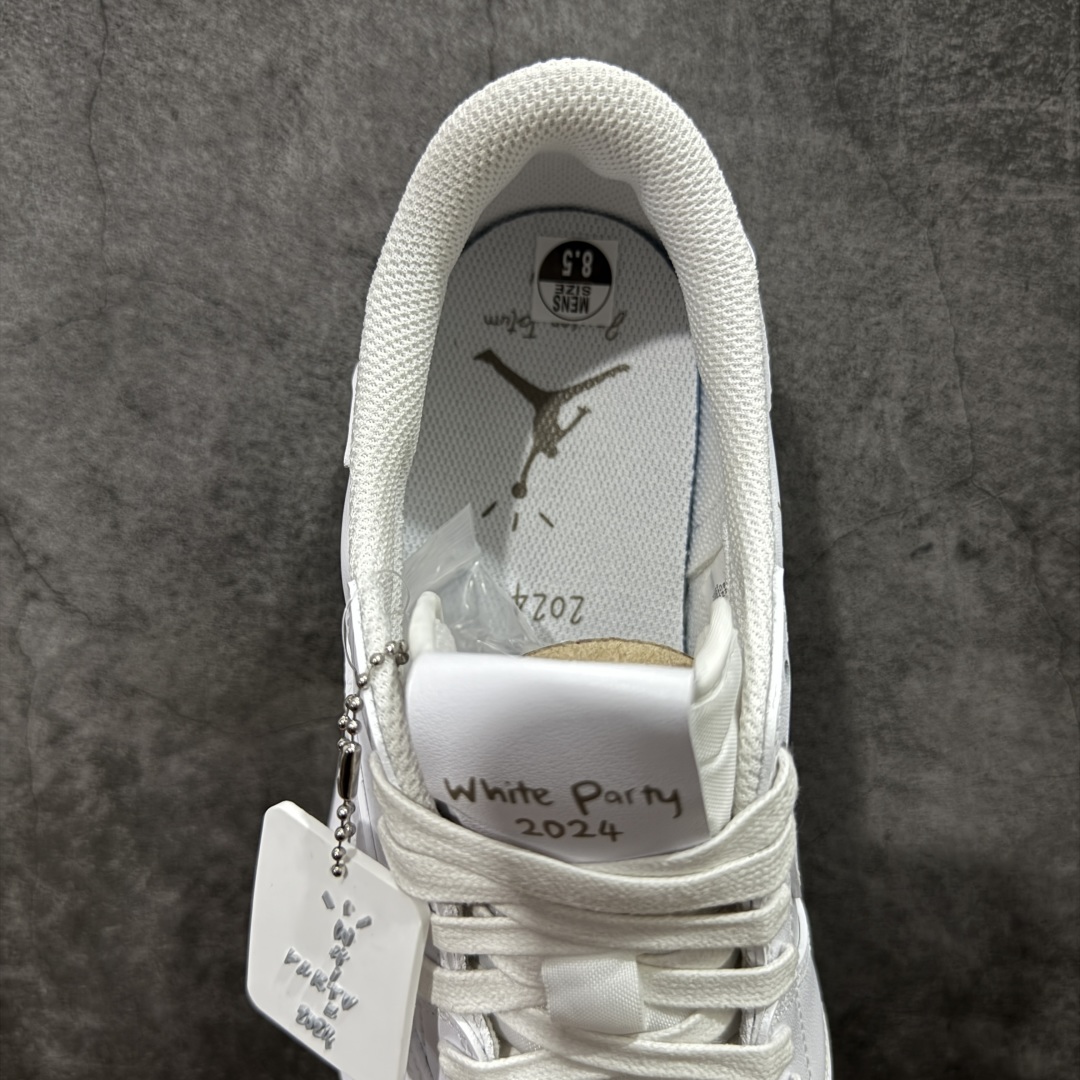 图片[8]-【GX纯原版】Travis Scott x Air Jordan AJ1 Low OG SP TS联名倒钩低帮 亲友限定 纯白 TD1228-111 目前市场最强版本 品质非常顶 知名大厂出品 纯原第一梯队版本 产品品控稳定性领先行业 各方面均可对飙市面通货版 SZ原厂全套原楦原纸板冲刀磨具开发 原厂皮料加持 原厂港宝加持定型后跟R度完美 同源原厂电绣 鬼脸飞翼针数密度立体效果一致 百分百一致原鞋 原厂拉帮工艺 针距密度一致 后跟弧度收口自然不对折 极致一眼正品既视感 进口玻璃冲刀皮料裁剪零毛边 全鞋电脑针车工艺 品控清洁度最高QC检验标准 免检产品 原厂订购鞋盒、鞋标、防尘纸、鞋撑、鞋带 追求极致的原厂味道 尺码：35.5-48.5-选品中心