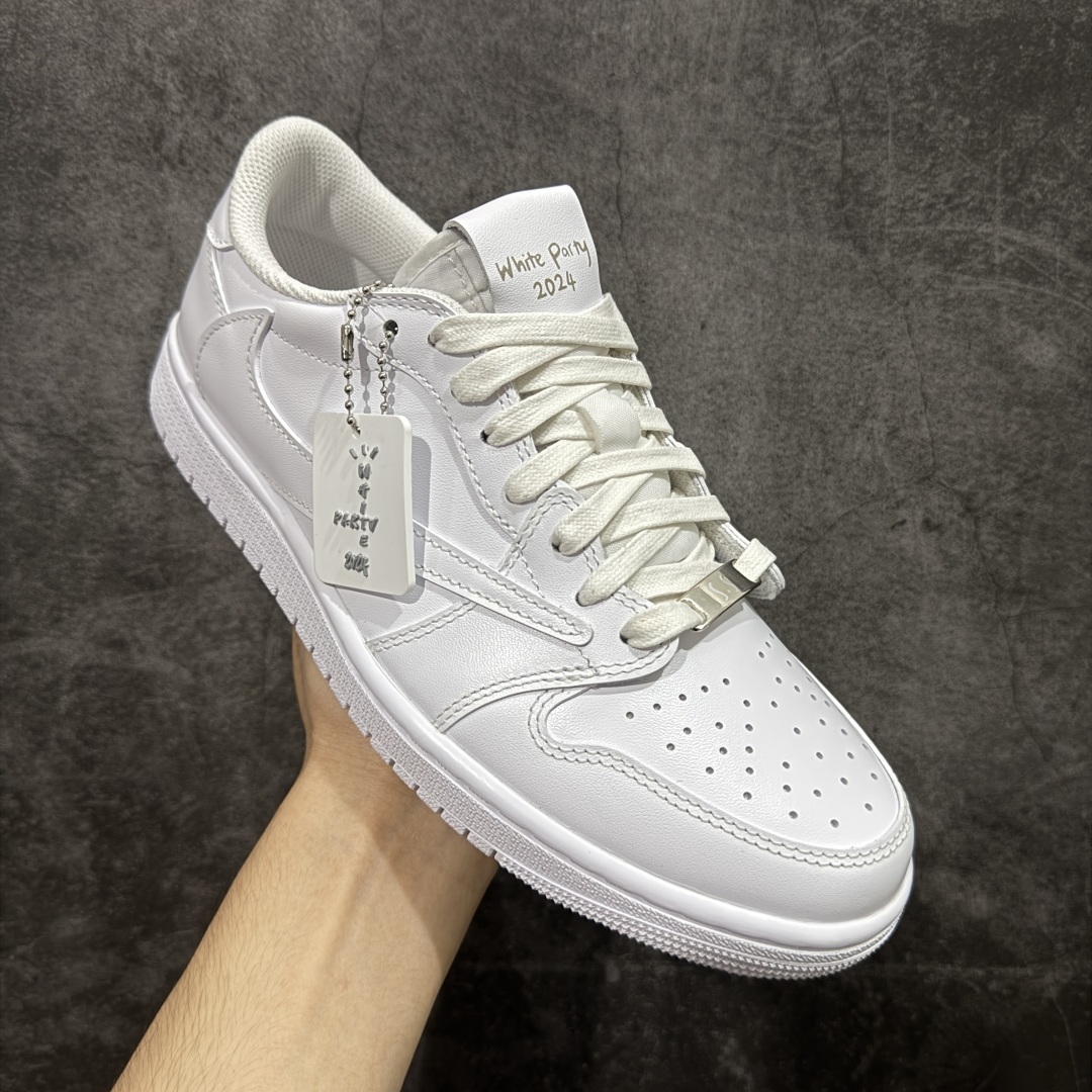 图片[3]-【GX纯原版】Travis Scott x Air Jordan AJ1 Low OG SP TS联名倒钩低帮 亲友限定 纯白 TD1228-111 目前市场最强版本 品质非常顶 知名大厂出品 纯原第一梯队版本 产品品控稳定性领先行业 各方面均可对飙市面通货版 SZ原厂全套原楦原纸板冲刀磨具开发 原厂皮料加持 原厂港宝加持定型后跟R度完美 同源原厂电绣 鬼脸飞翼针数密度立体效果一致 百分百一致原鞋 原厂拉帮工艺 针距密度一致 后跟弧度收口自然不对折 极致一眼正品既视感 进口玻璃冲刀皮料裁剪零毛边 全鞋电脑针车工艺 品控清洁度最高QC检验标准 免检产品 原厂订购鞋盒、鞋标、防尘纸、鞋撑、鞋带 追求极致的原厂味道 尺码：35.5-48.5-选品中心