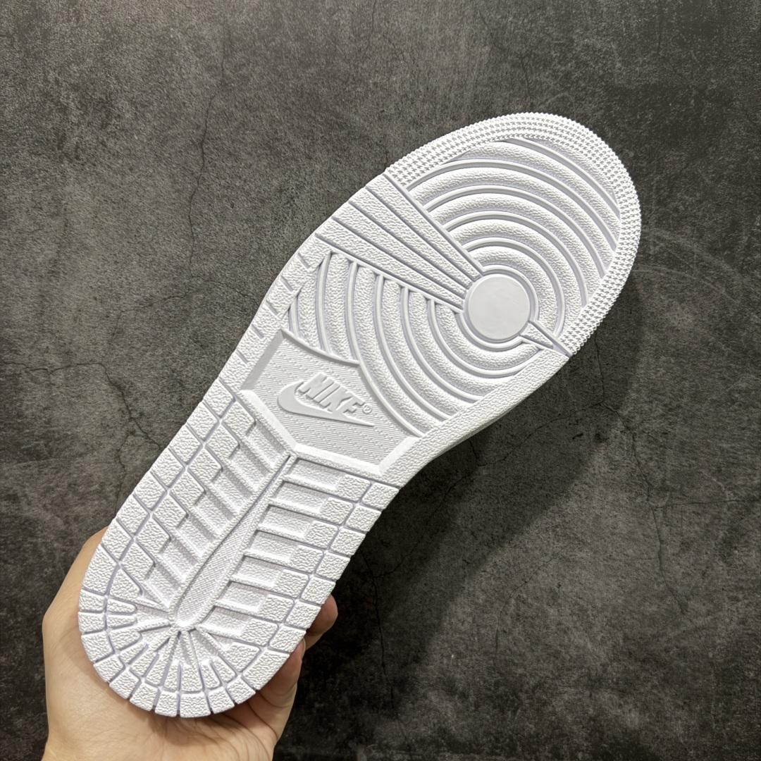 图片[9]-【GX纯原版】Travis Scott x Air Jordan AJ1 Low OG SP TS联名倒钩低帮 亲友限定 纯白 TD1228-111 目前市场最强版本 品质非常顶 知名大厂出品 纯原第一梯队版本 产品品控稳定性领先行业 各方面均可对飙市面通货版 SZ原厂全套原楦原纸板冲刀磨具开发 原厂皮料加持 原厂港宝加持定型后跟R度完美 同源原厂电绣 鬼脸飞翼针数密度立体效果一致 百分百一致原鞋 原厂拉帮工艺 针距密度一致 后跟弧度收口自然不对折 极致一眼正品既视感 进口玻璃冲刀皮料裁剪零毛边 全鞋电脑针车工艺 品控清洁度最高QC检验标准 免检产品 原厂订购鞋盒、鞋标、防尘纸、鞋撑、鞋带 追求极致的原厂味道 尺码：35.5-48.5-选品中心