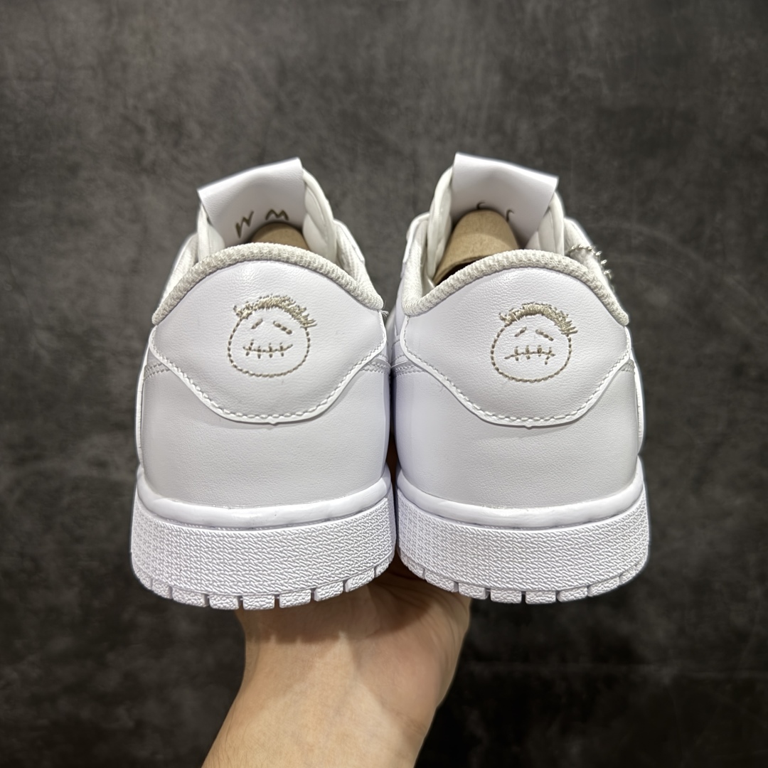 图片[4]-【GX纯原版】Travis Scott x Air Jordan AJ1 Low OG SP TS联名倒钩低帮 亲友限定 纯白 TD1228-111 目前市场最强版本 品质非常顶 知名大厂出品 纯原第一梯队版本 产品品控稳定性领先行业 各方面均可对飙市面通货版 SZ原厂全套原楦原纸板冲刀磨具开发 原厂皮料加持 原厂港宝加持定型后跟R度完美 同源原厂电绣 鬼脸飞翼针数密度立体效果一致 百分百一致原鞋 原厂拉帮工艺 针距密度一致 后跟弧度收口自然不对折 极致一眼正品既视感 进口玻璃冲刀皮料裁剪零毛边 全鞋电脑针车工艺 品控清洁度最高QC检验标准 免检产品 原厂订购鞋盒、鞋标、防尘纸、鞋撑、鞋带 追求极致的原厂味道 尺码：35.5-48.5-选品中心