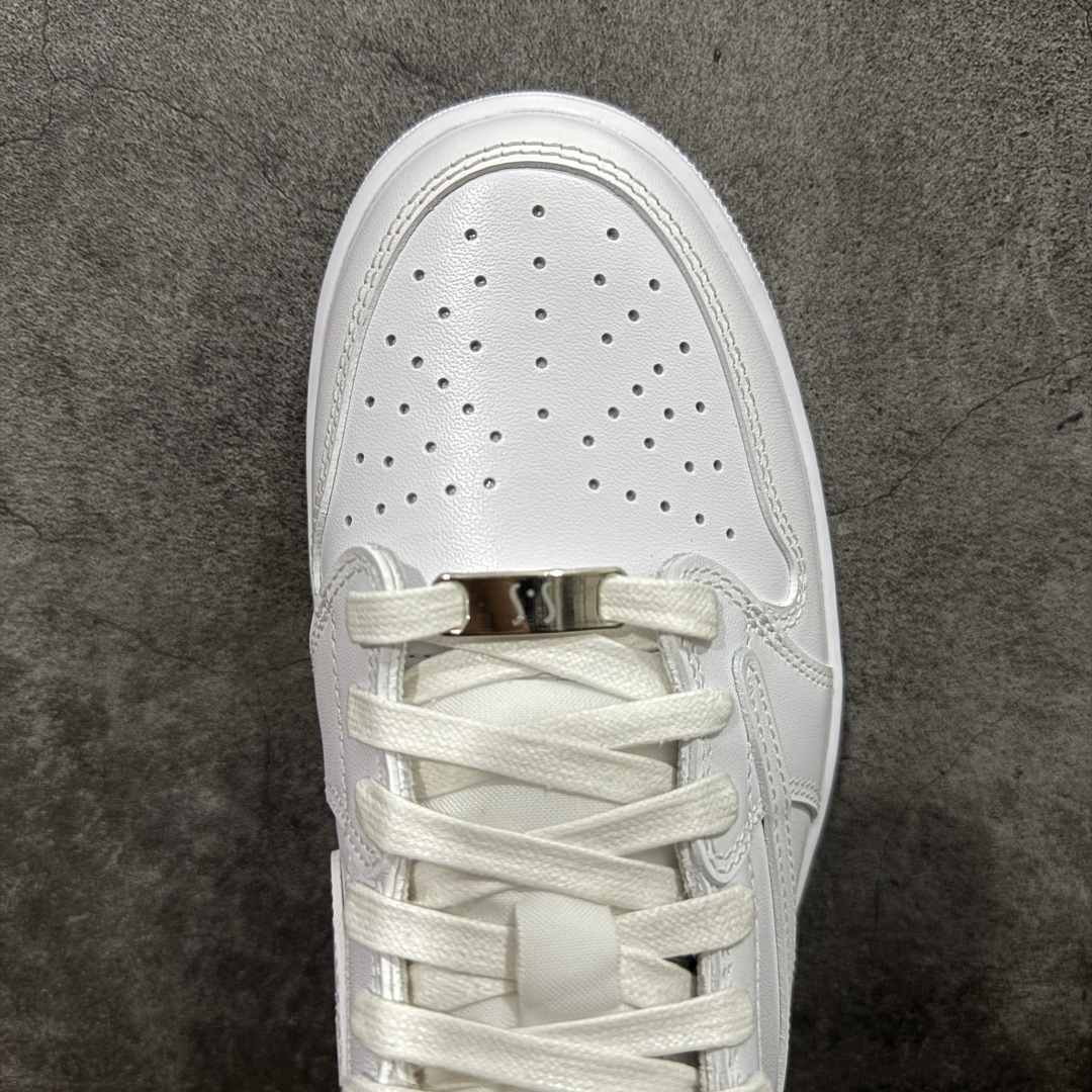图片[5]-【GX纯原版】Travis Scott x Air Jordan AJ1 Low OG SP TS联名倒钩低帮 亲友限定 纯白 TD1228-111 目前市场最强版本 品质非常顶 知名大厂出品 纯原第一梯队版本 产品品控稳定性领先行业 各方面均可对飙市面通货版 SZ原厂全套原楦原纸板冲刀磨具开发 原厂皮料加持 原厂港宝加持定型后跟R度完美 同源原厂电绣 鬼脸飞翼针数密度立体效果一致 百分百一致原鞋 原厂拉帮工艺 针距密度一致 后跟弧度收口自然不对折 极致一眼正品既视感 进口玻璃冲刀皮料裁剪零毛边 全鞋电脑针车工艺 品控清洁度最高QC检验标准 免检产品 原厂订购鞋盒、鞋标、防尘纸、鞋撑、鞋带 追求极致的原厂味道 尺码：35.5-48.5-选品中心