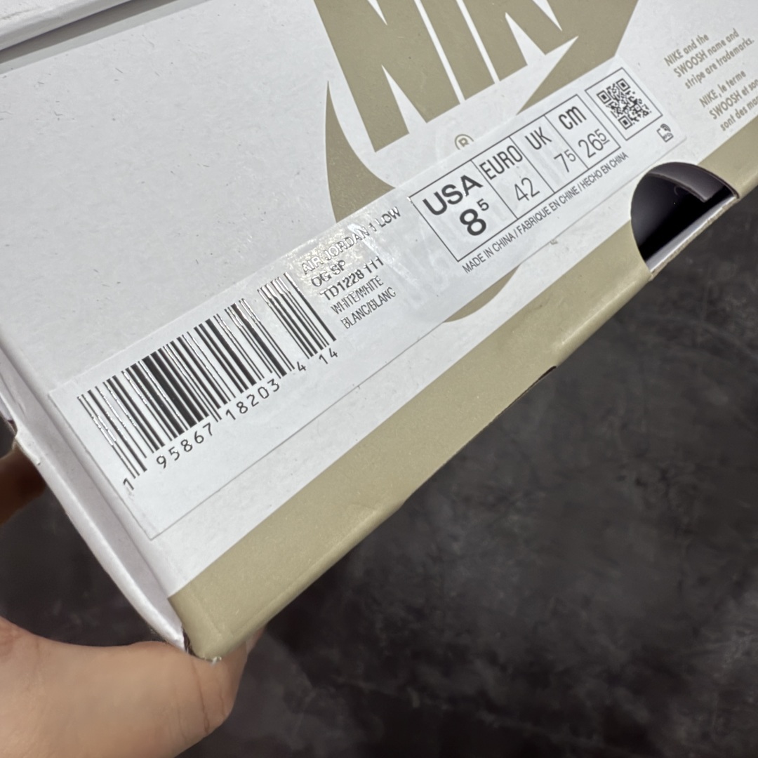 图片[12]-【GX纯原版】Travis Scott x Air Jordan AJ1 Low OG SP TS联名倒钩低帮 亲友限定 纯白 TD1228-111 目前市场最强版本 品质非常顶 知名大厂出品 纯原第一梯队版本 产品品控稳定性领先行业 各方面均可对飙市面通货版 SZ原厂全套原楦原纸板冲刀磨具开发 原厂皮料加持 原厂港宝加持定型后跟R度完美 同源原厂电绣 鬼脸飞翼针数密度立体效果一致 百分百一致原鞋 原厂拉帮工艺 针距密度一致 后跟弧度收口自然不对折 极致一眼正品既视感 进口玻璃冲刀皮料裁剪零毛边 全鞋电脑针车工艺 品控清洁度最高QC检验标准 免检产品 原厂订购鞋盒、鞋标、防尘纸、鞋撑、鞋带 追求极致的原厂味道 尺码：35.5-48.5-选品中心