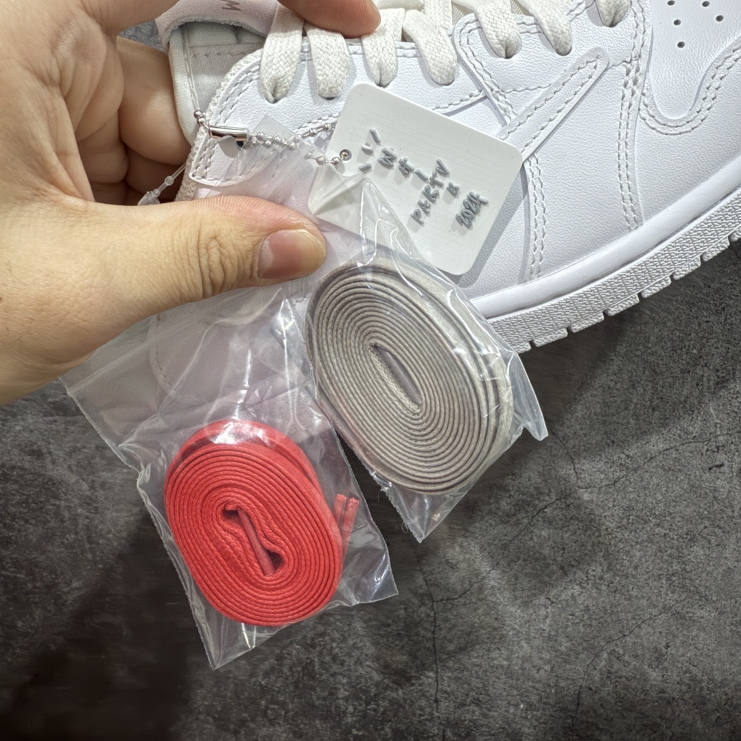 图片[7]-【GX纯原版】Travis Scott x Air Jordan AJ1 Low OG SP TS联名倒钩低帮 亲友限定 纯白 TD1228-111 目前市场最强版本 品质非常顶 知名大厂出品 纯原第一梯队版本 产品品控稳定性领先行业 各方面均可对飙市面通货版 SZ原厂全套原楦原纸板冲刀磨具开发 原厂皮料加持 原厂港宝加持定型后跟R度完美 同源原厂电绣 鬼脸飞翼针数密度立体效果一致 百分百一致原鞋 原厂拉帮工艺 针距密度一致 后跟弧度收口自然不对折 极致一眼正品既视感 进口玻璃冲刀皮料裁剪零毛边 全鞋电脑针车工艺 品控清洁度最高QC检验标准 免检产品 原厂订购鞋盒、鞋标、防尘纸、鞋撑、鞋带 追求极致的原厂味道 尺码：35.5-48.5-选品中心