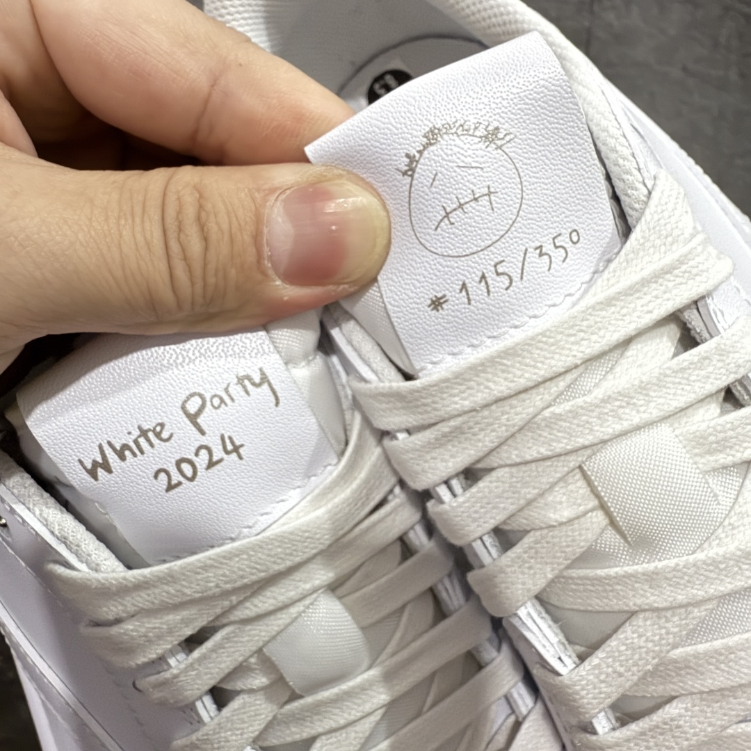 图片[6]-【GX纯原版】Travis Scott x Air Jordan AJ1 Low OG SP TS联名倒钩低帮 亲友限定 纯白 TD1228-111 目前市场最强版本 品质非常顶 知名大厂出品 纯原第一梯队版本 产品品控稳定性领先行业 各方面均可对飙市面通货版 SZ原厂全套原楦原纸板冲刀磨具开发 原厂皮料加持 原厂港宝加持定型后跟R度完美 同源原厂电绣 鬼脸飞翼针数密度立体效果一致 百分百一致原鞋 原厂拉帮工艺 针距密度一致 后跟弧度收口自然不对折 极致一眼正品既视感 进口玻璃冲刀皮料裁剪零毛边 全鞋电脑针车工艺 品控清洁度最高QC检验标准 免检产品 原厂订购鞋盒、鞋标、防尘纸、鞋撑、鞋带 追求极致的原厂味道 尺码：35.5-48.5-选品中心