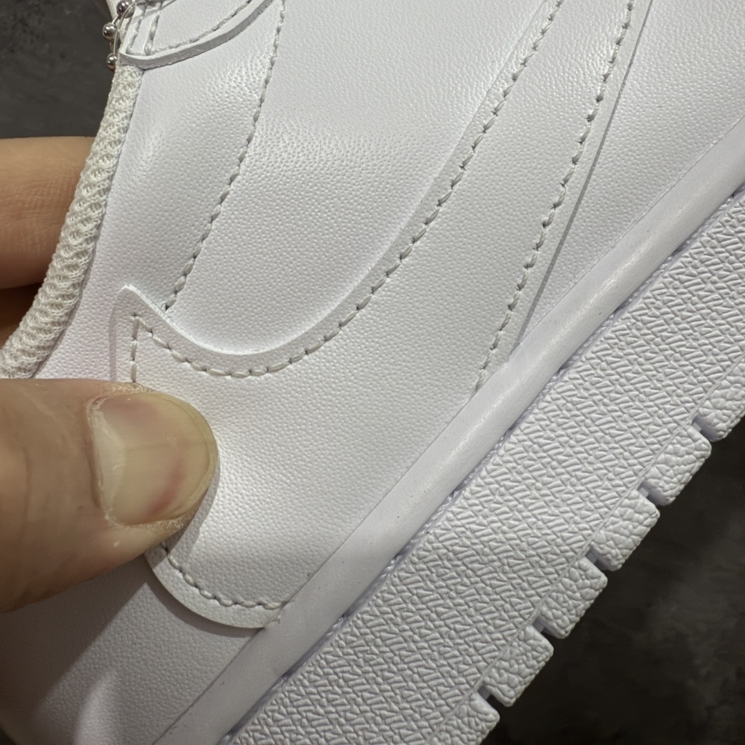 图片[3]-【GX纯原版】Travis Scott x Air Jordan AJ1 Low OG SP TS联名倒钩低帮 亲友限定 纯白 TD1228-111 目前市场最强版本 品质非常顶 知名大厂出品 纯原第一梯队版本 产品品控稳定性领先行业 各方面均可对飙市面通货版 SZ原厂全套原楦原纸板冲刀磨具开发 原厂皮料加持 原厂港宝加持定型后跟R度完美 同源原厂电绣 鬼脸飞翼针数密度立体效果一致 百分百一致原鞋 原厂拉帮工艺 针距密度一致 后跟弧度收口自然不对折 极致一眼正品既视感 进口玻璃冲刀皮料裁剪零毛边 全鞋电脑针车工艺 品控清洁度最高QC检验标准 免检产品 原厂订购鞋盒、鞋标、防尘纸、鞋撑、鞋带 追求极致的原厂味道 尺码：35.5-48.5-选品中心