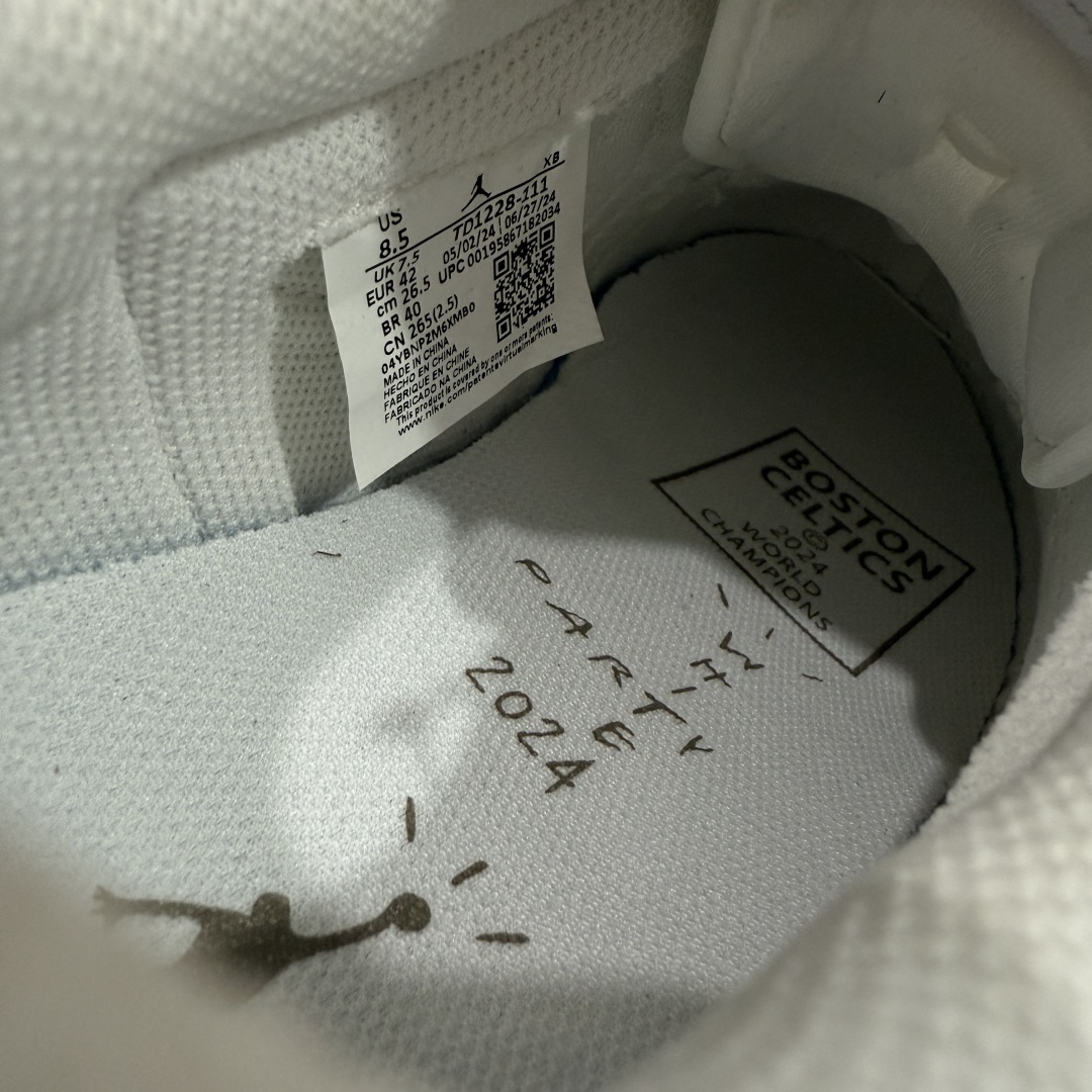 图片[8]-【GX纯原版】Travis Scott x Air Jordan AJ1 Low OG SP TS联名倒钩低帮 亲友限定 纯白 TD1228-111 目前市场最强版本 品质非常顶 知名大厂出品 纯原第一梯队版本 产品品控稳定性领先行业 各方面均可对飙市面通货版 SZ原厂全套原楦原纸板冲刀磨具开发 原厂皮料加持 原厂港宝加持定型后跟R度完美 同源原厂电绣 鬼脸飞翼针数密度立体效果一致 百分百一致原鞋 原厂拉帮工艺 针距密度一致 后跟弧度收口自然不对折 极致一眼正品既视感 进口玻璃冲刀皮料裁剪零毛边 全鞋电脑针车工艺 品控清洁度最高QC检验标准 免检产品 原厂订购鞋盒、鞋标、防尘纸、鞋撑、鞋带 追求极致的原厂味道 尺码：35.5-48.5-选品中心