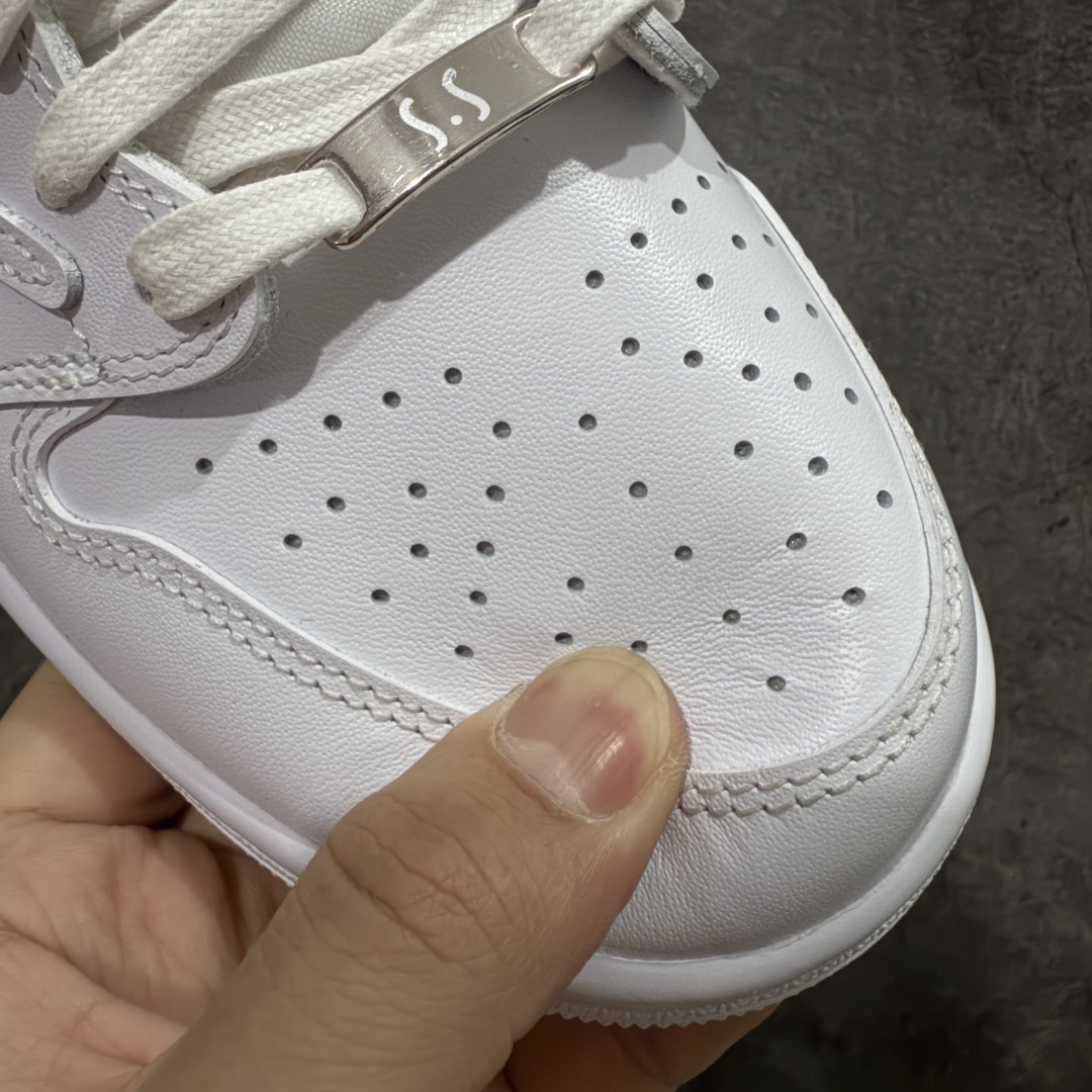 图片[5]-【GX纯原版】Travis Scott x Air Jordan AJ1 Low OG SP TS联名倒钩低帮 亲友限定 纯白 TD1228-111 目前市场最强版本 品质非常顶 知名大厂出品 纯原第一梯队版本 产品品控稳定性领先行业 各方面均可对飙市面通货版 SZ原厂全套原楦原纸板冲刀磨具开发 原厂皮料加持 原厂港宝加持定型后跟R度完美 同源原厂电绣 鬼脸飞翼针数密度立体效果一致 百分百一致原鞋 原厂拉帮工艺 针距密度一致 后跟弧度收口自然不对折 极致一眼正品既视感 进口玻璃冲刀皮料裁剪零毛边 全鞋电脑针车工艺 品控清洁度最高QC检验标准 免检产品 原厂订购鞋盒、鞋标、防尘纸、鞋撑、鞋带 追求极致的原厂味道 尺码：35.5-48.5-选品中心