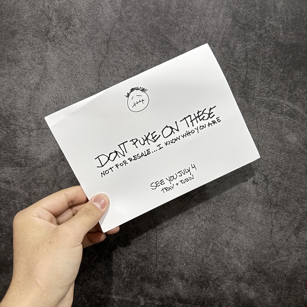 图片[10]-【GX纯原版】Travis Scott x Air Jordan AJ1 Low OG SP TS联名倒钩低帮 亲友限定 纯白 TD1228-111 目前市场最强版本 品质非常顶 知名大厂出品 纯原第一梯队版本 产品品控稳定性领先行业 各方面均可对飙市面通货版 SZ原厂全套原楦原纸板冲刀磨具开发 原厂皮料加持 原厂港宝加持定型后跟R度完美 同源原厂电绣 鬼脸飞翼针数密度立体效果一致 百分百一致原鞋 原厂拉帮工艺 针距密度一致 后跟弧度收口自然不对折 极致一眼正品既视感 进口玻璃冲刀皮料裁剪零毛边 全鞋电脑针车工艺 品控清洁度最高QC检验标准 免检产品 原厂订购鞋盒、鞋标、防尘纸、鞋撑、鞋带 追求极致的原厂味道 尺码：35.5-48.5-选品中心