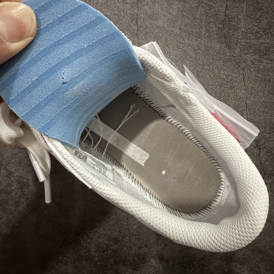 图片[9]-【GX纯原版】Travis Scott x Air Jordan AJ1 Low OG SP TS联名倒钩低帮 亲友限定 纯白 TD1228-111 目前市场最强版本 品质非常顶 知名大厂出品 纯原第一梯队版本 产品品控稳定性领先行业 各方面均可对飙市面通货版 SZ原厂全套原楦原纸板冲刀磨具开发 原厂皮料加持 原厂港宝加持定型后跟R度完美 同源原厂电绣 鬼脸飞翼针数密度立体效果一致 百分百一致原鞋 原厂拉帮工艺 针距密度一致 后跟弧度收口自然不对折 极致一眼正品既视感 进口玻璃冲刀皮料裁剪零毛边 全鞋电脑针车工艺 品控清洁度最高QC检验标准 免检产品 原厂订购鞋盒、鞋标、防尘纸、鞋撑、鞋带 追求极致的原厂味道 尺码：35.5-48.5-选品中心