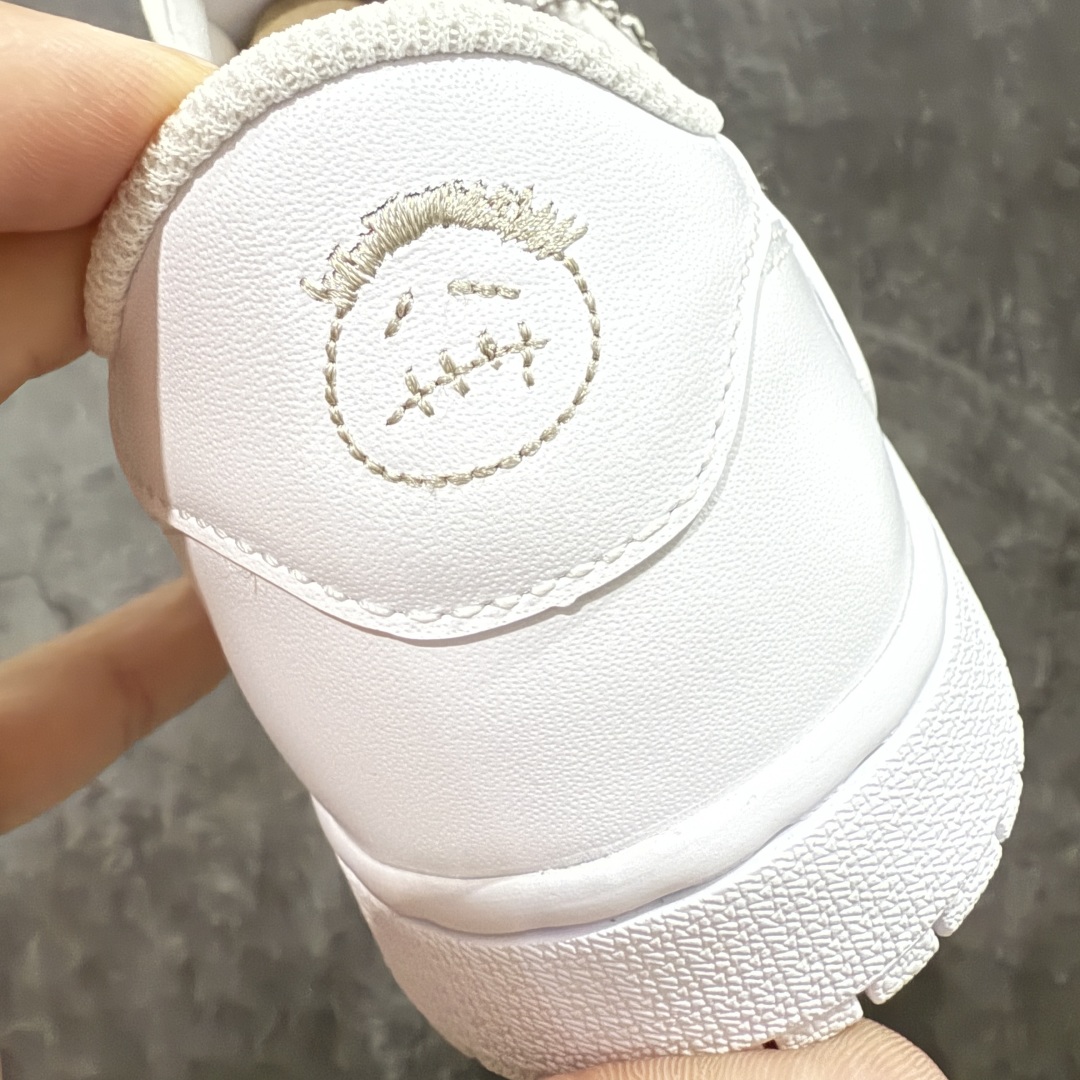 图片[2]-【GX纯原版】Travis Scott x Air Jordan AJ1 Low OG SP TS联名倒钩低帮 亲友限定 纯白 TD1228-111 目前市场最强版本 品质非常顶 知名大厂出品 纯原第一梯队版本 产品品控稳定性领先行业 各方面均可对飙市面通货版 SZ原厂全套原楦原纸板冲刀磨具开发 原厂皮料加持 原厂港宝加持定型后跟R度完美 同源原厂电绣 鬼脸飞翼针数密度立体效果一致 百分百一致原鞋 原厂拉帮工艺 针距密度一致 后跟弧度收口自然不对折 极致一眼正品既视感 进口玻璃冲刀皮料裁剪零毛边 全鞋电脑针车工艺 品控清洁度最高QC检验标准 免检产品 原厂订购鞋盒、鞋标、防尘纸、鞋撑、鞋带 追求极致的原厂味道 尺码：35.5-48.5-选品中心