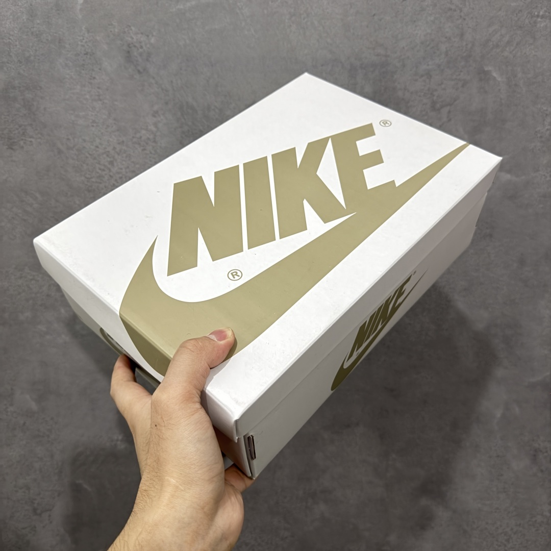 图片[13]-【GX纯原版】Travis Scott x Air Jordan AJ1 Low OG SP TS联名倒钩低帮 亲友限定 纯白 TD1228-111 目前市场最强版本 品质非常顶 知名大厂出品 纯原第一梯队版本 产品品控稳定性领先行业 各方面均可对飙市面通货版 SZ原厂全套原楦原纸板冲刀磨具开发 原厂皮料加持 原厂港宝加持定型后跟R度完美 同源原厂电绣 鬼脸飞翼针数密度立体效果一致 百分百一致原鞋 原厂拉帮工艺 针距密度一致 后跟弧度收口自然不对折 极致一眼正品既视感 进口玻璃冲刀皮料裁剪零毛边 全鞋电脑针车工艺 品控清洁度最高QC检验标准 免检产品 原厂订购鞋盒、鞋标、防尘纸、鞋撑、鞋带 追求极致的原厂味道 尺码：35.5-48.5-选品中心